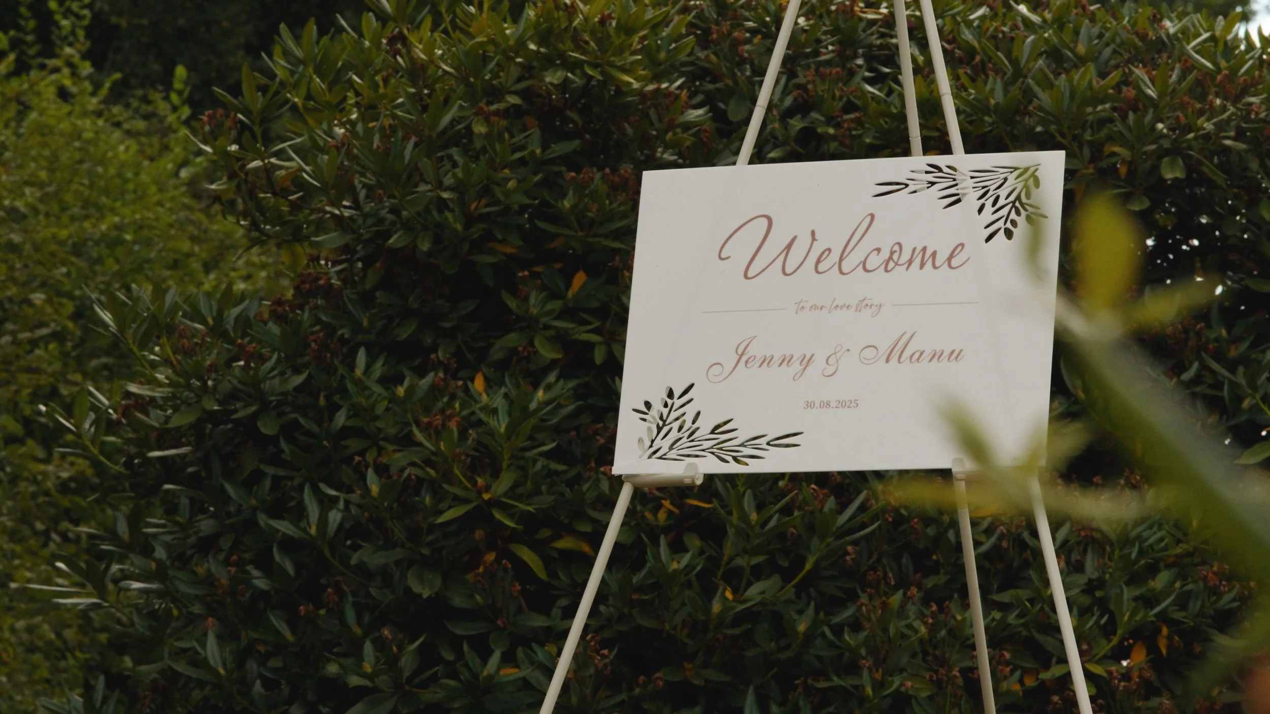 Willkommensschild zur Hochzeit von Jenny und Manu bei ihrer freien Trauung auf der Burg Lüftelberg in Meckenheim bei Bonn