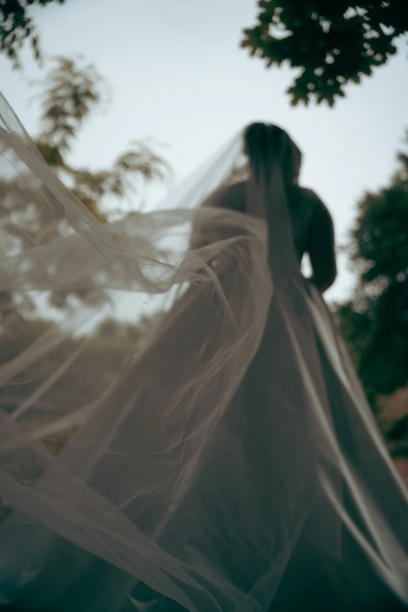 Braut im Brautkleid mit Schleier im Freien – Hochzeitsfotograf und Videograf Köln, natürliche Hochzeitsreportage