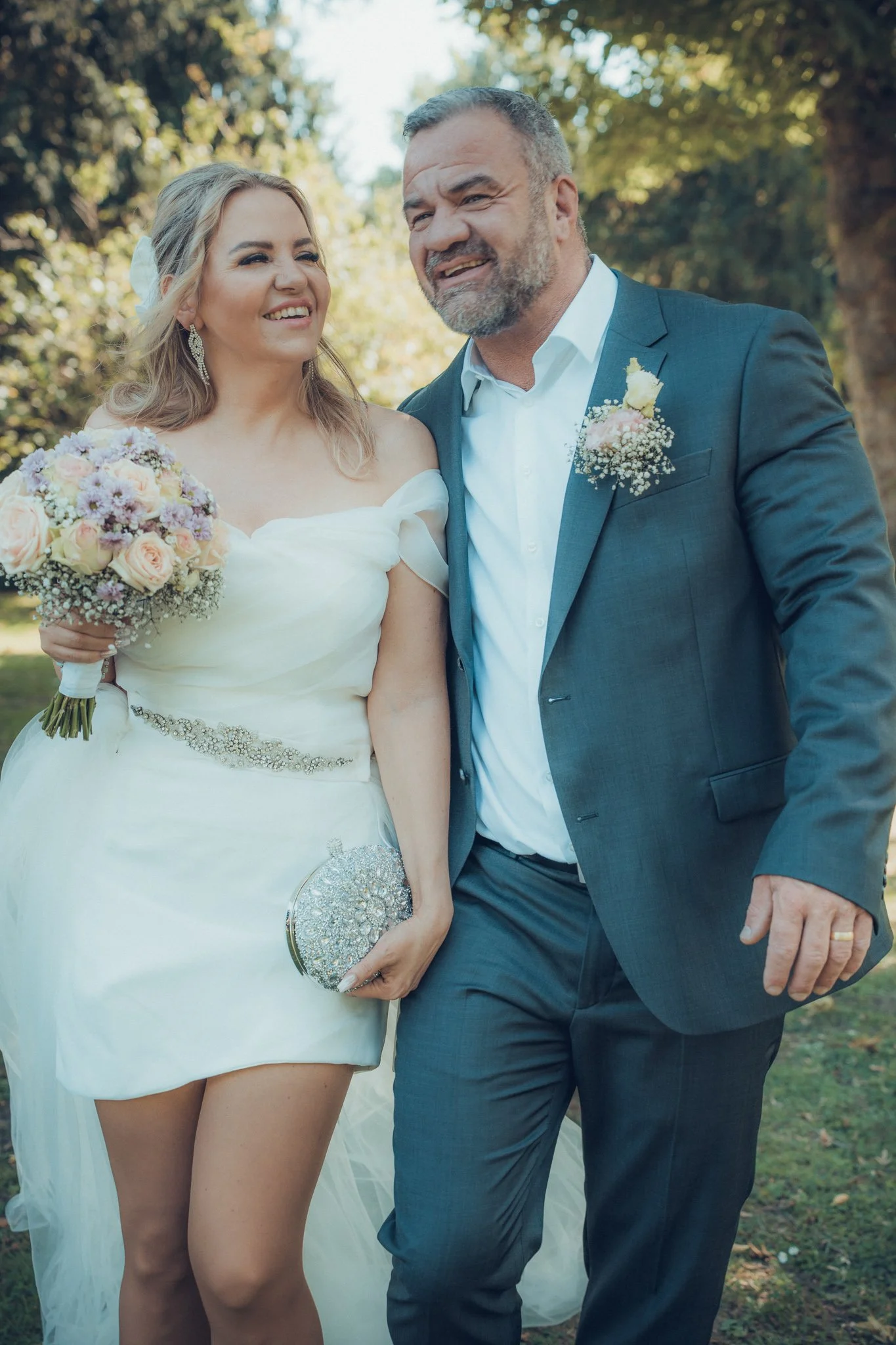 Violetta und Patrick lächeln nach ihrer standesamtlichen Hochzeit in Düsseldorf