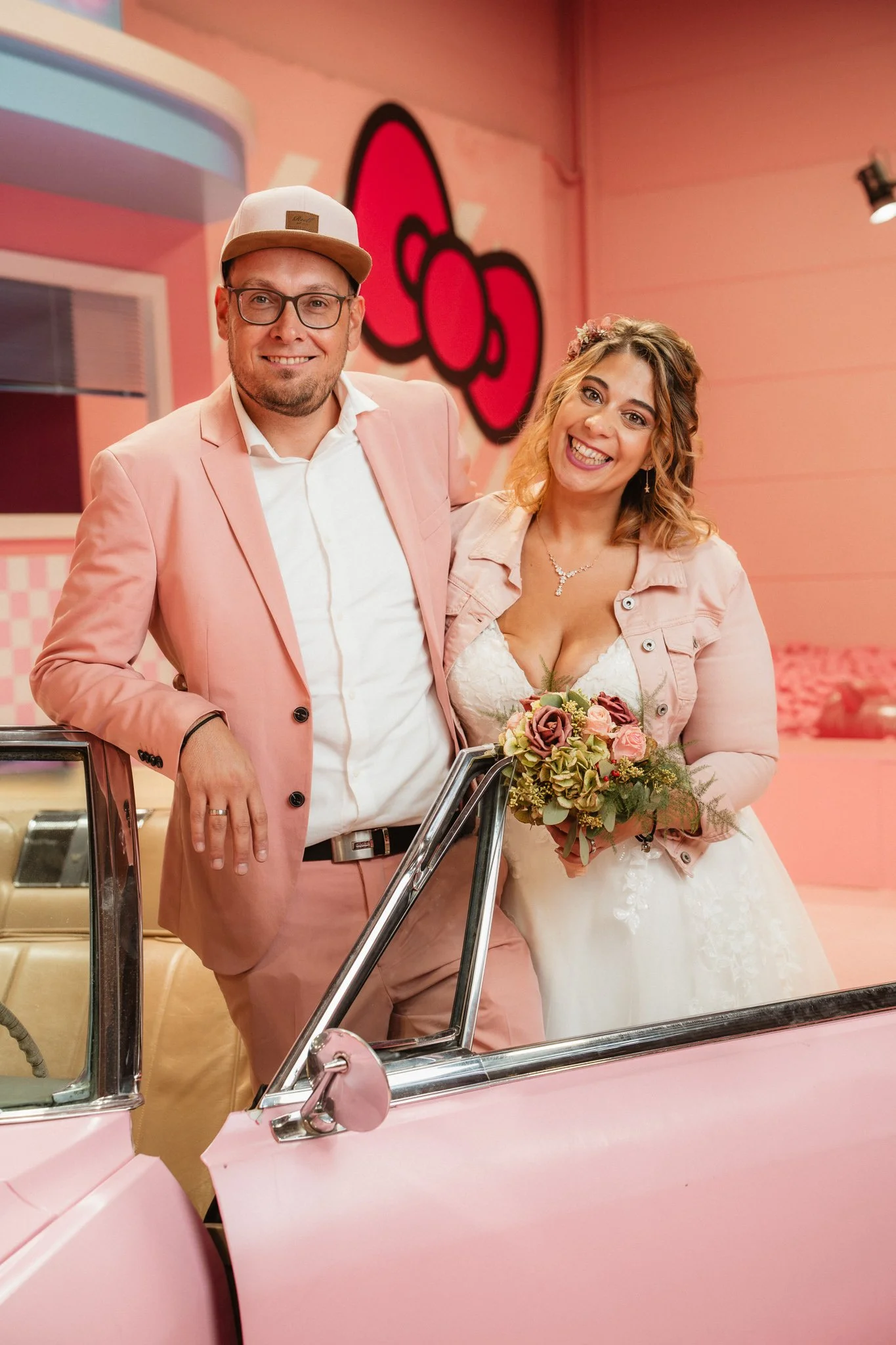 Glückliches Brautpaar Laura und Sebastian während ihres Hochzeitsshootings in Köln