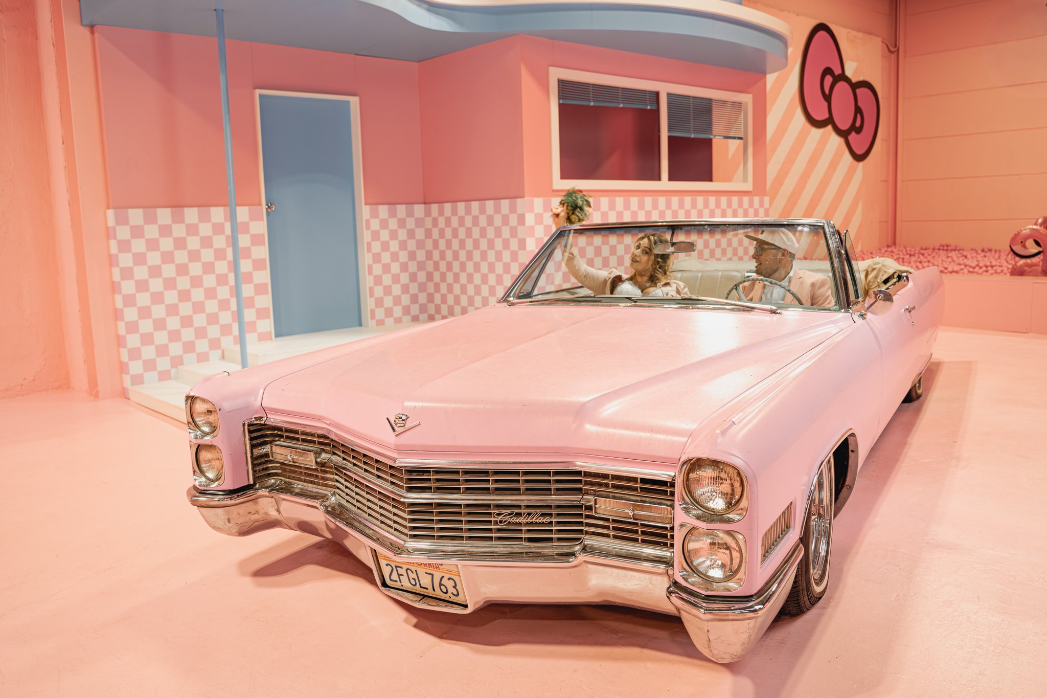 Pinkfarbener Cadillac im Supercandy Köln – Paar im Auto, Hochzeitsvideograf Köln