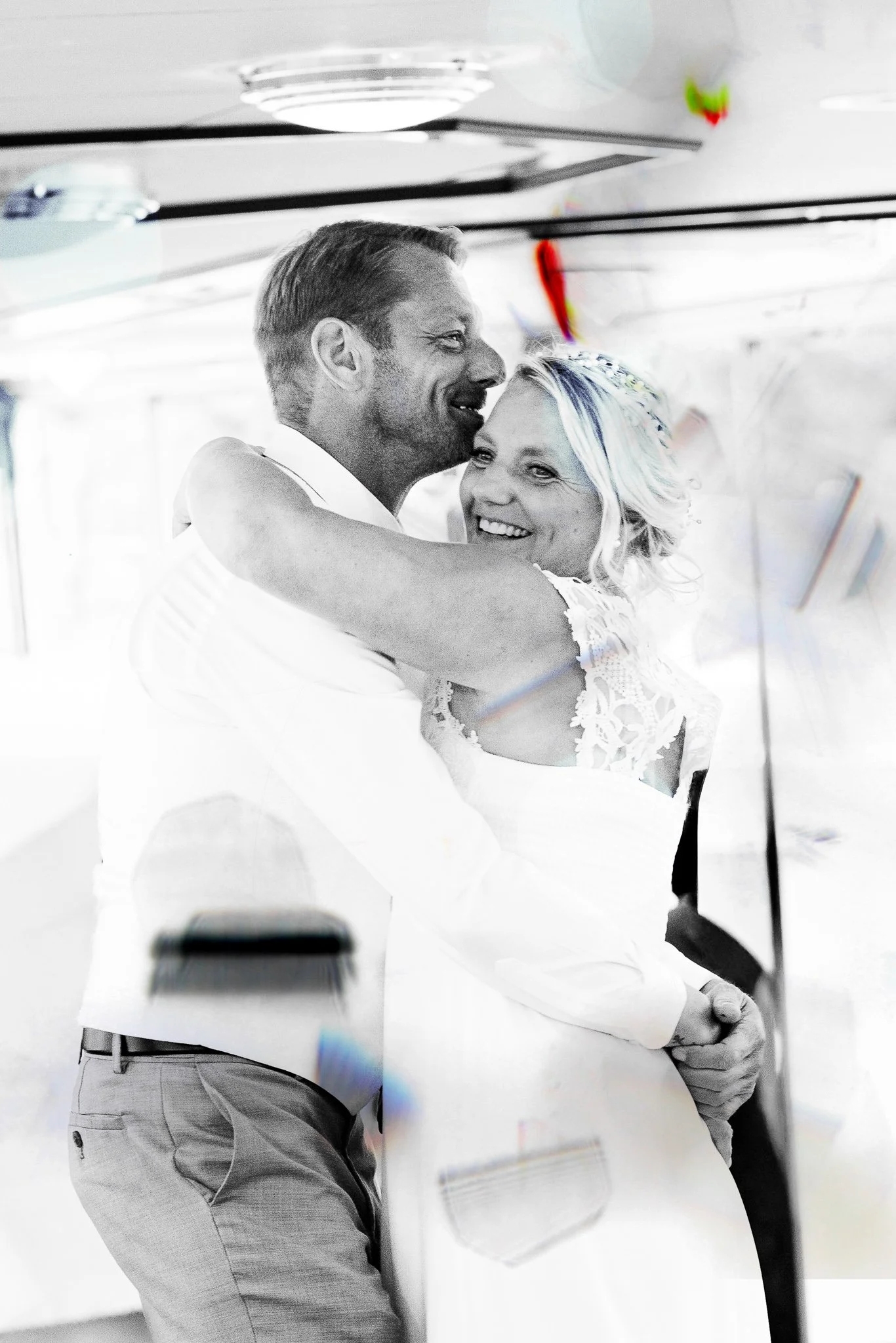 Braut und Bräutigam tanzen und lachen – Hochzeitsfotograf Köln, lebendige Hochzeitsreportage im hellen Raum