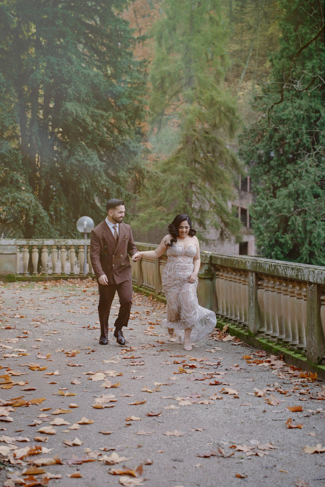 Sara und Esmat spazieren während ihres Verlobungsshootings am Schloss Heidelberg