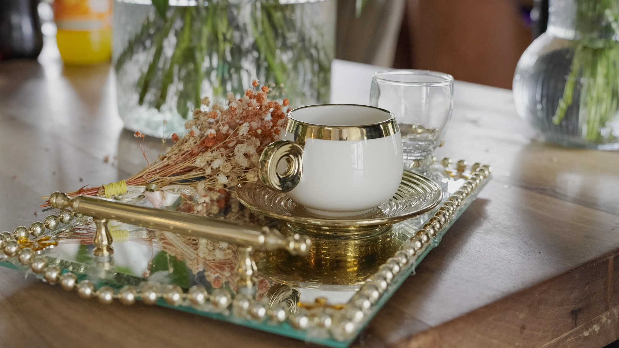 Tasse für den traditionellen türkischen Verlobungskaffee bei der Verlobung von Büsra und Onur