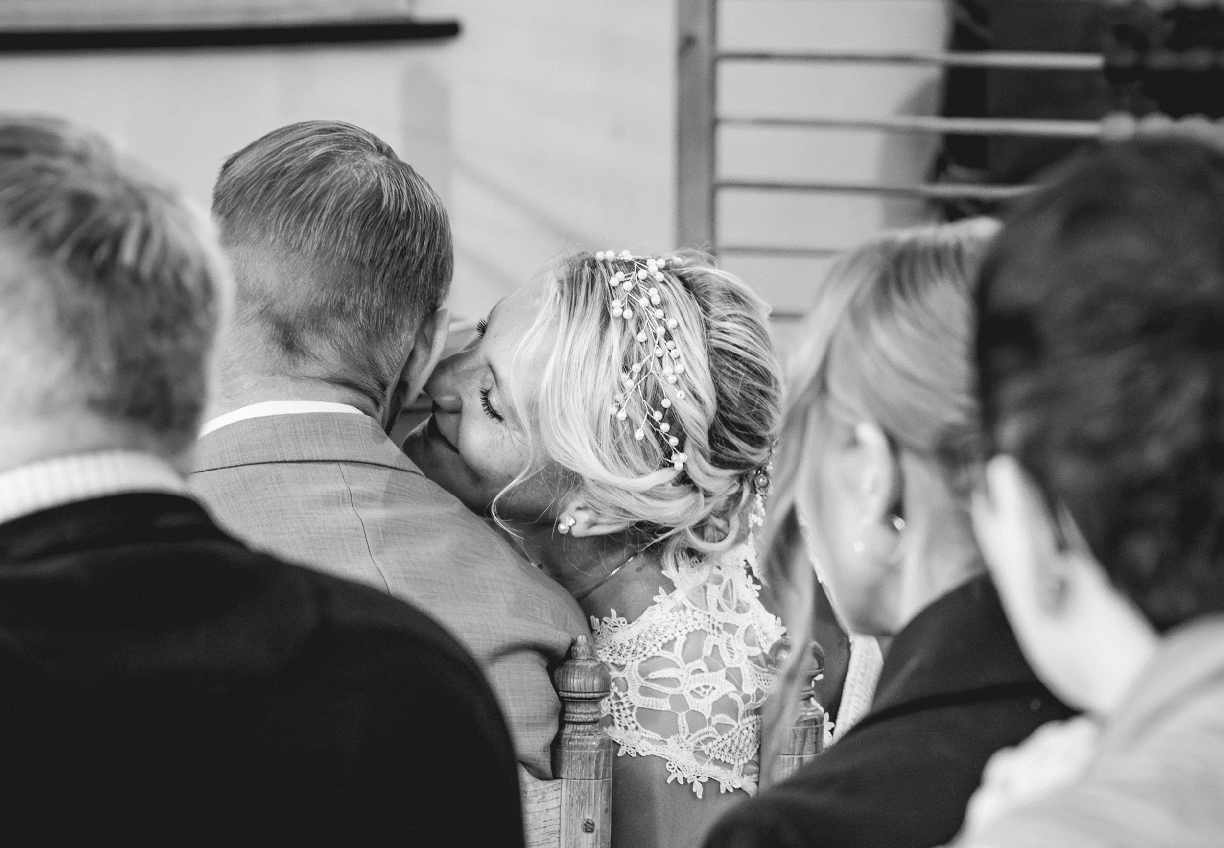 Romantischer Kuss von Braut und Bräutigam bei der Hochzeit – Hochzeitsfotograf Köln, emotionale Trauung mit Brautjungfern