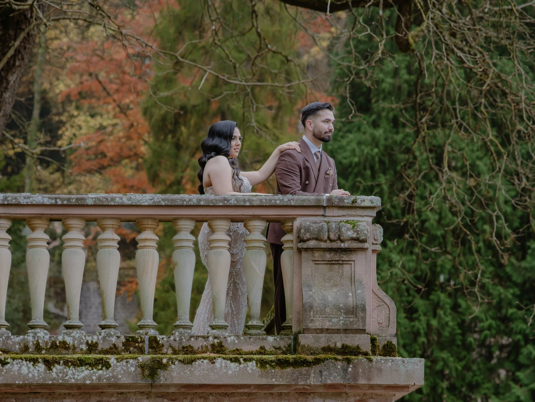 Fotoshooting im Schloss Heidelberg – Paar blickt in die Ferne auf Steinterrasse, Hochzeitsfotograf und Videograf Deutschland