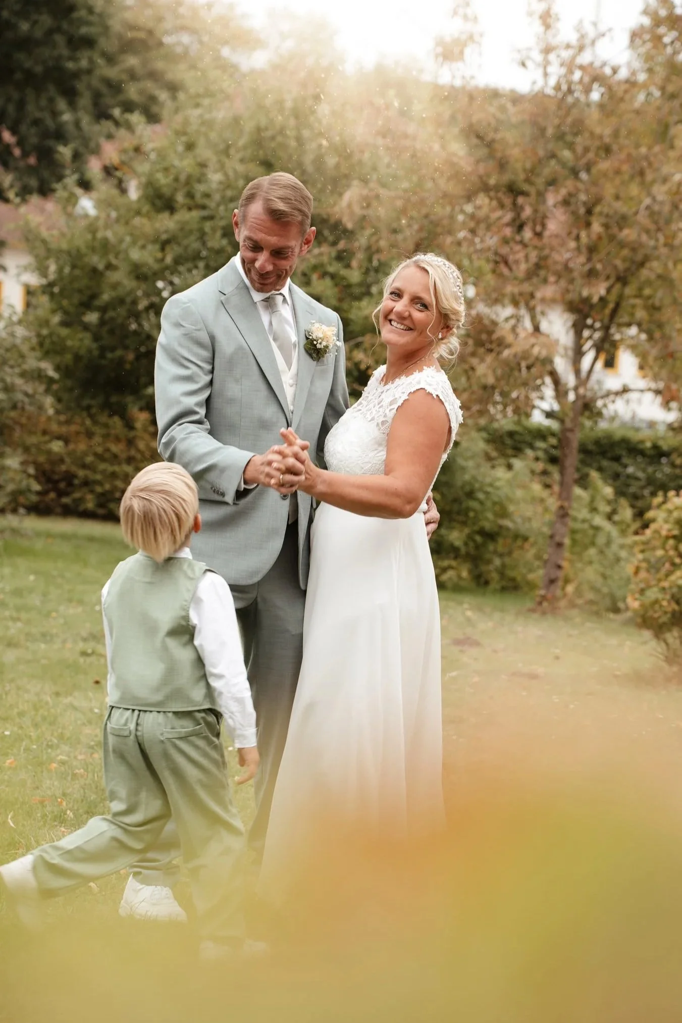 Anna und Thorsten mit einem ihrer Kinder bei ihrer Hochzeit in der Museumsschule Hiddenhausen