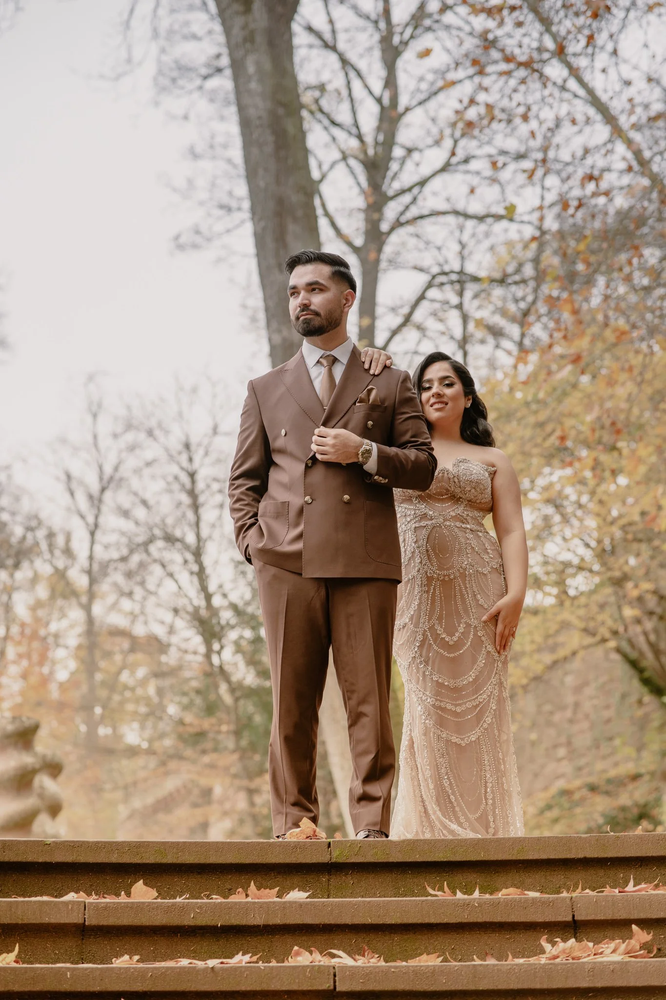 Sara und Esmat bei ihrem Verlobungsshooting vor der Kulisse von Schloss Heidelberg