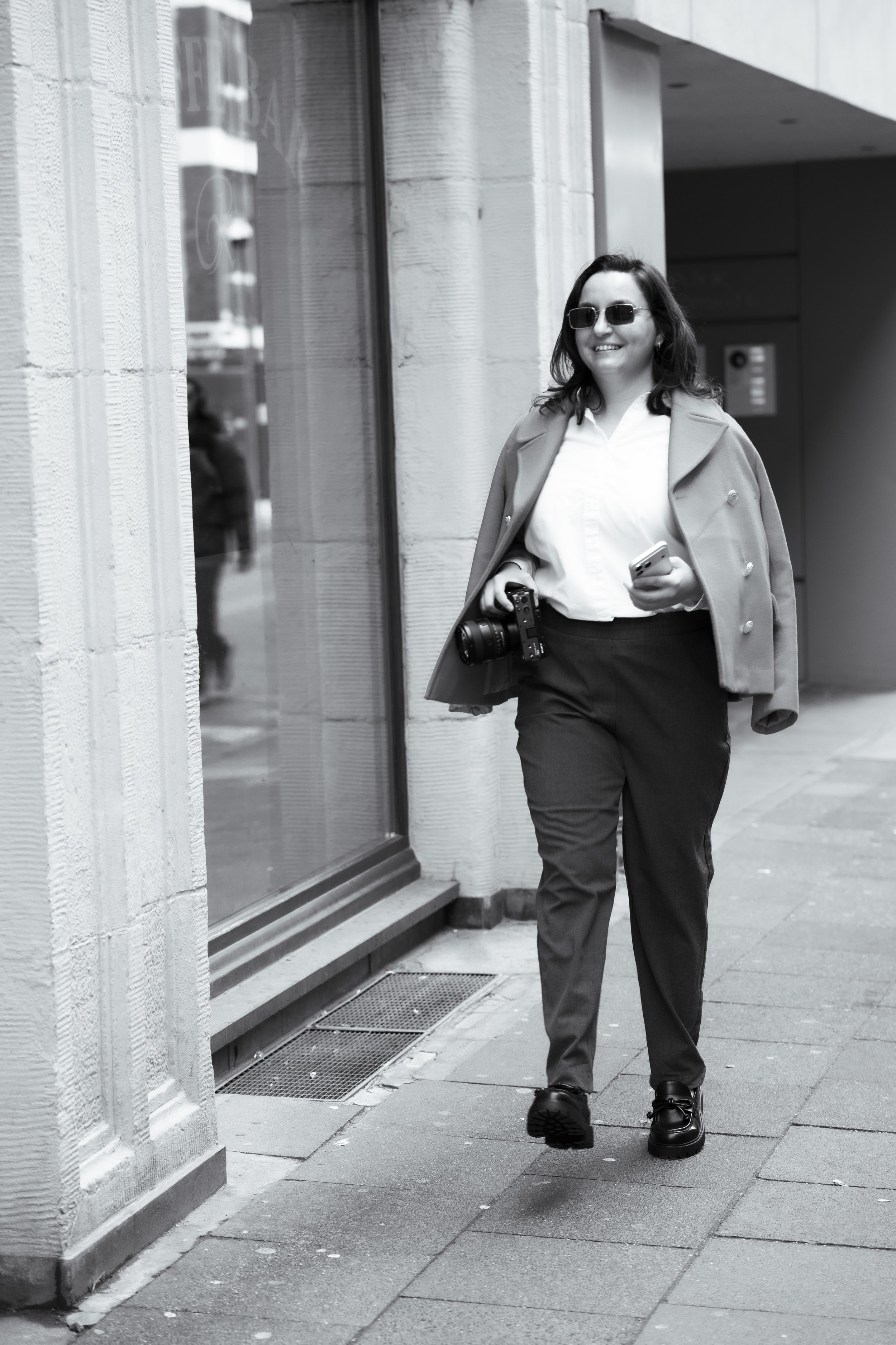 Hochzeitsfotografin und Videografin in Köln unterwegs mit Kamera – persönliches Branding, Hochzeitsfotografie & Videografie Köln
