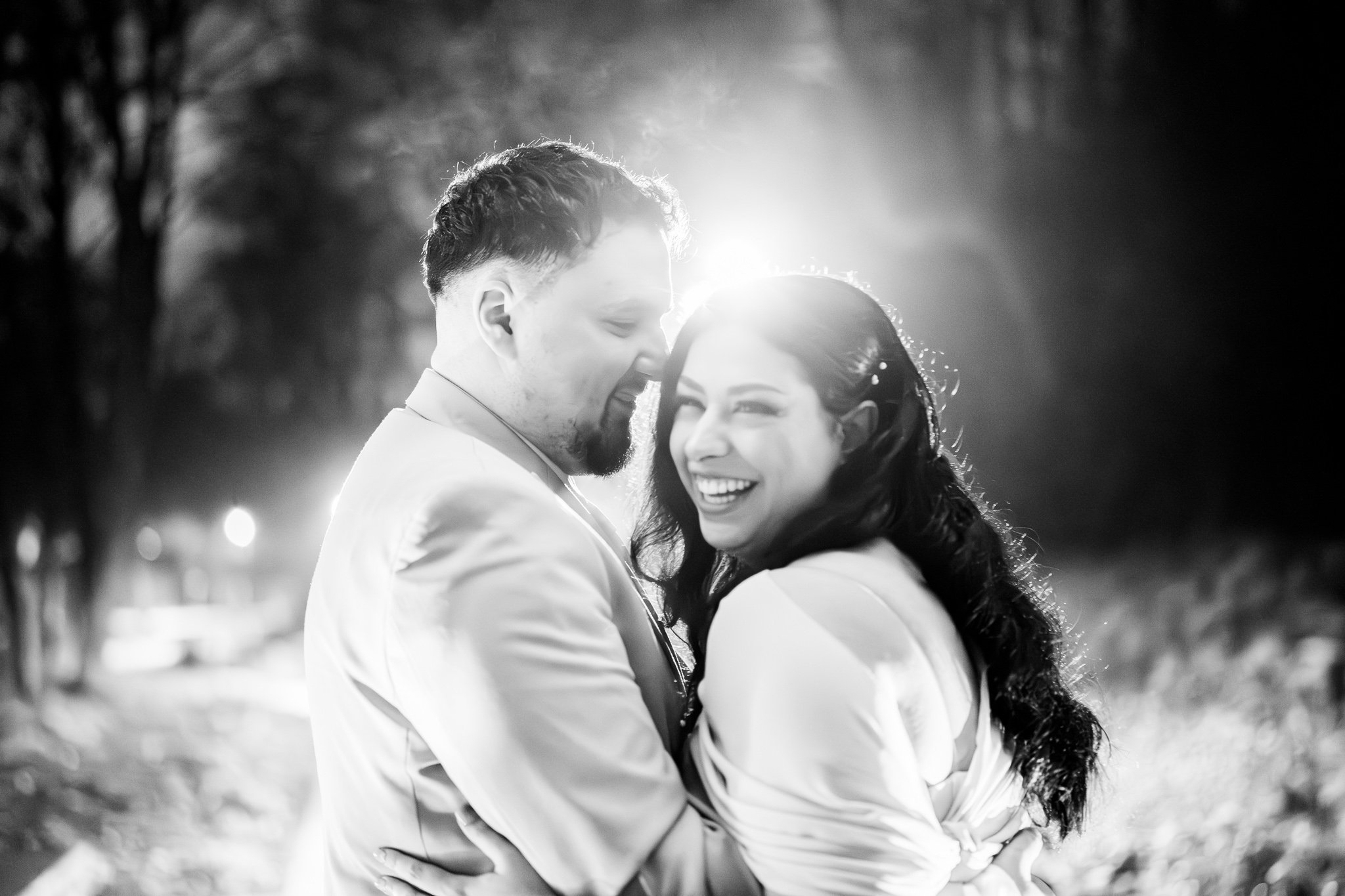 Kübra und Hicham lachen glücklich während ihres Verlobungsshootings bei Schloss Hardenberg