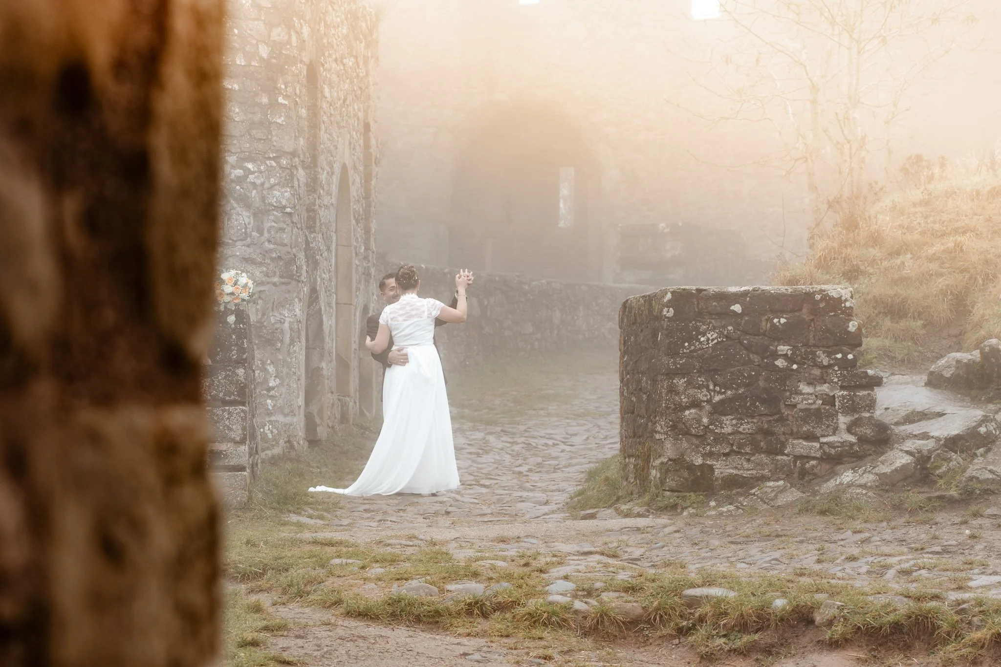 Dagmara und Bekir bei ihrer Hochzeitsfotosession an der Burg Lichtenberg nach der standesamtlichen Trauung in Birkenfeld