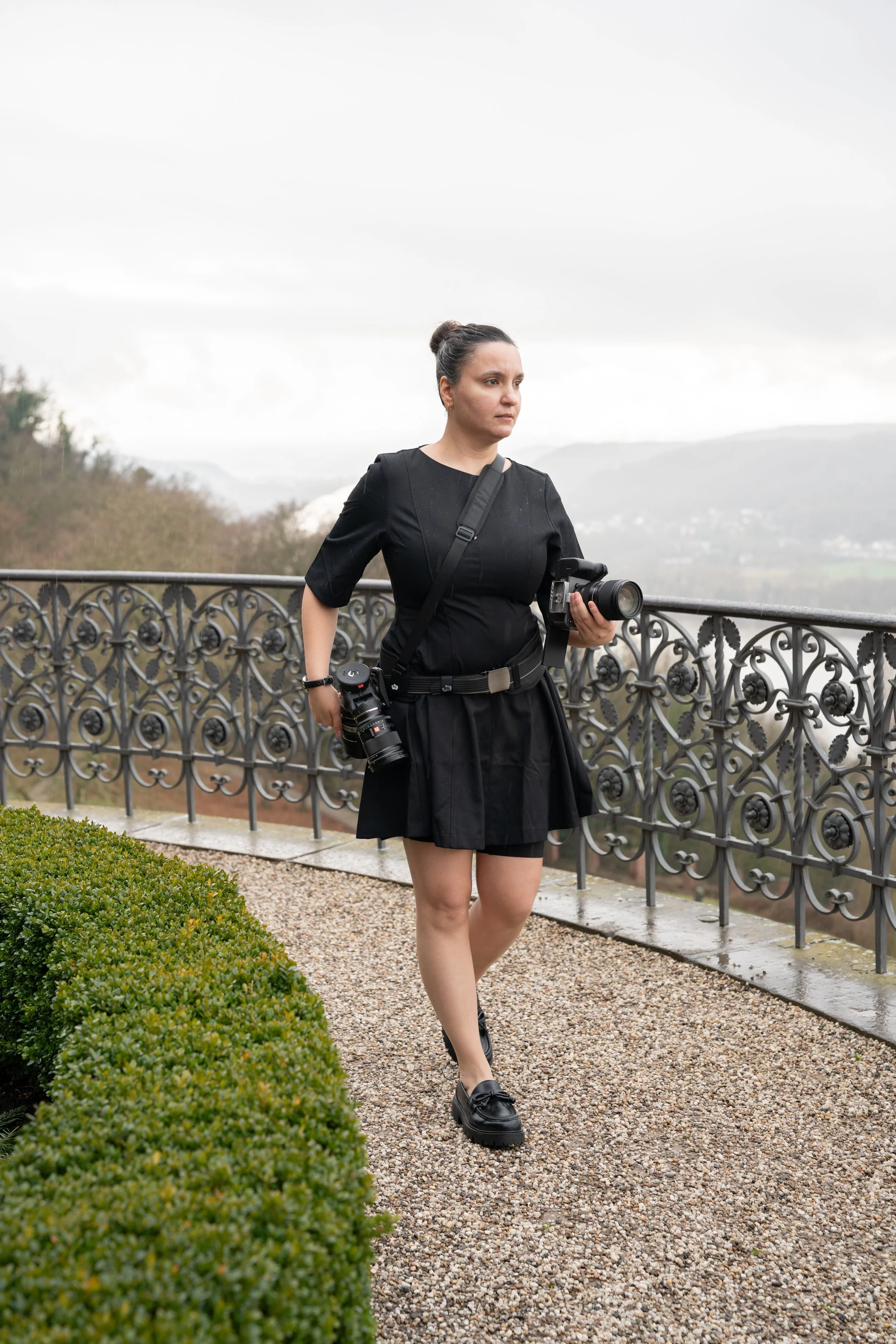 Hochzeitsfotografin und Videografin fotografiert Hochzeit mit Kamera auf Schloss Drachenburg in Königswinter bei Köln