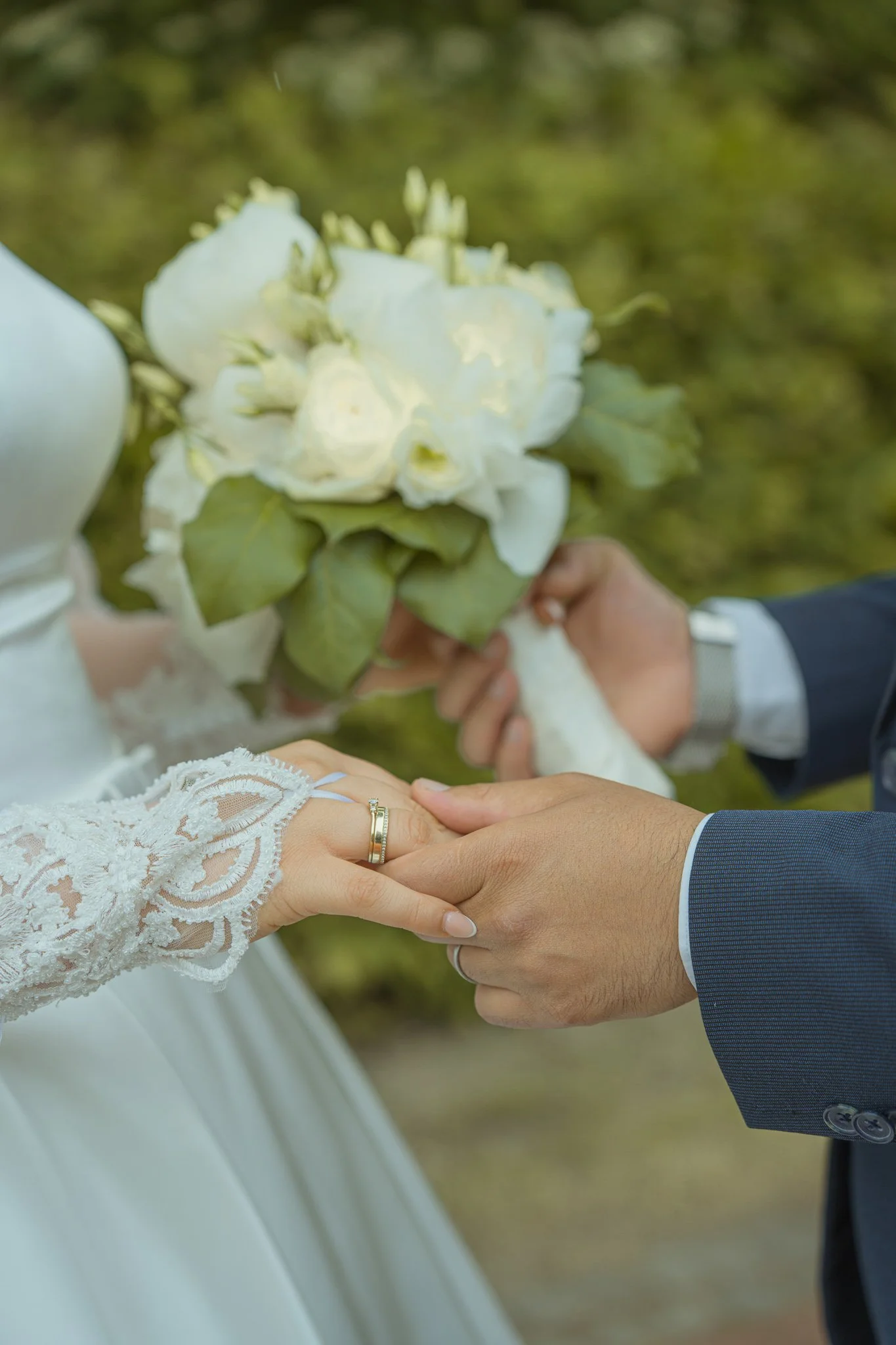 Shang und Payraw tauschen ihre Eheringe während ihrer Hochzeit im Botanischen Garten