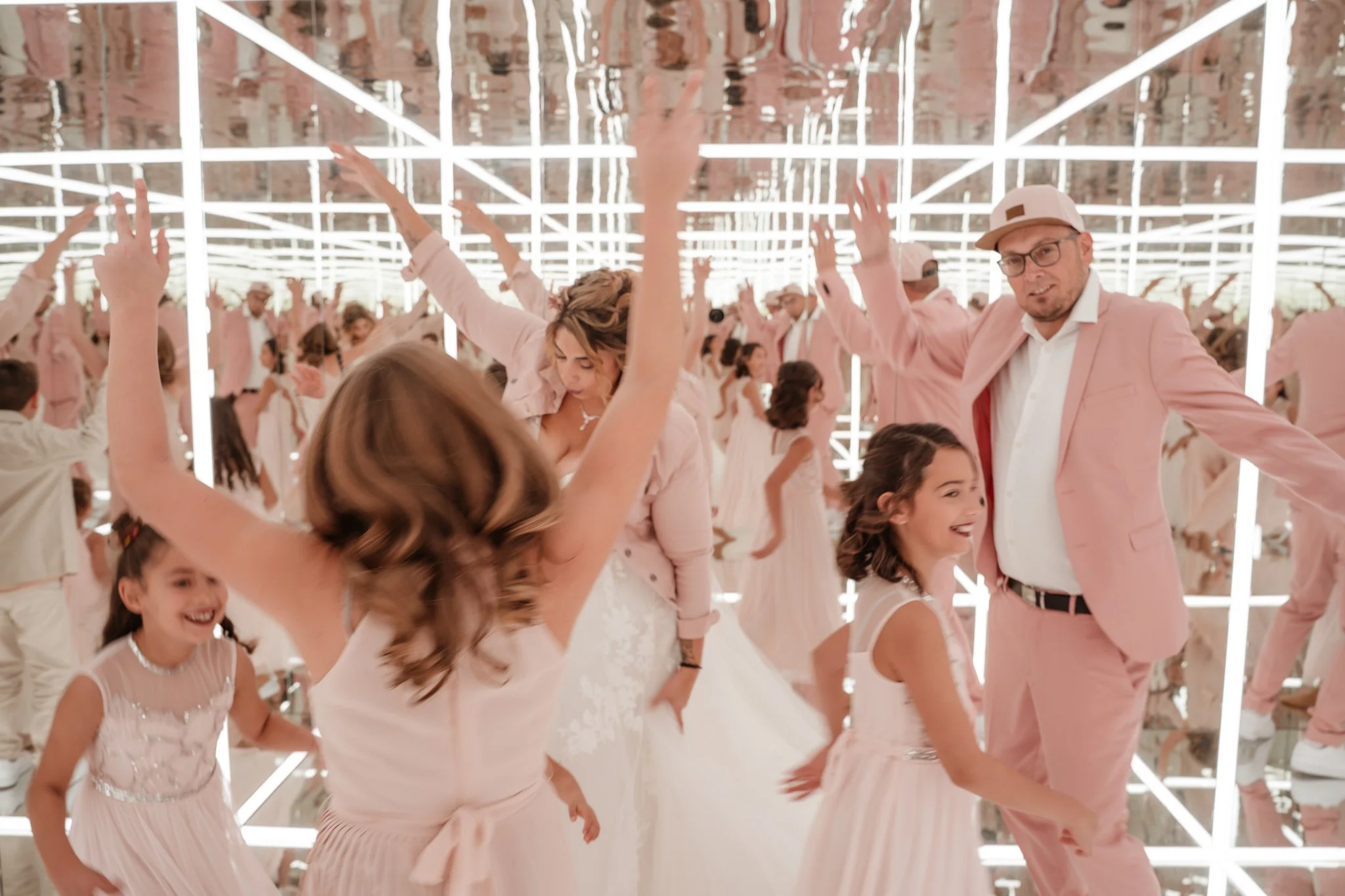 Laura und Sebastian mit ihren fünf Kindern während einer Fotosession in einem Spiegelraum