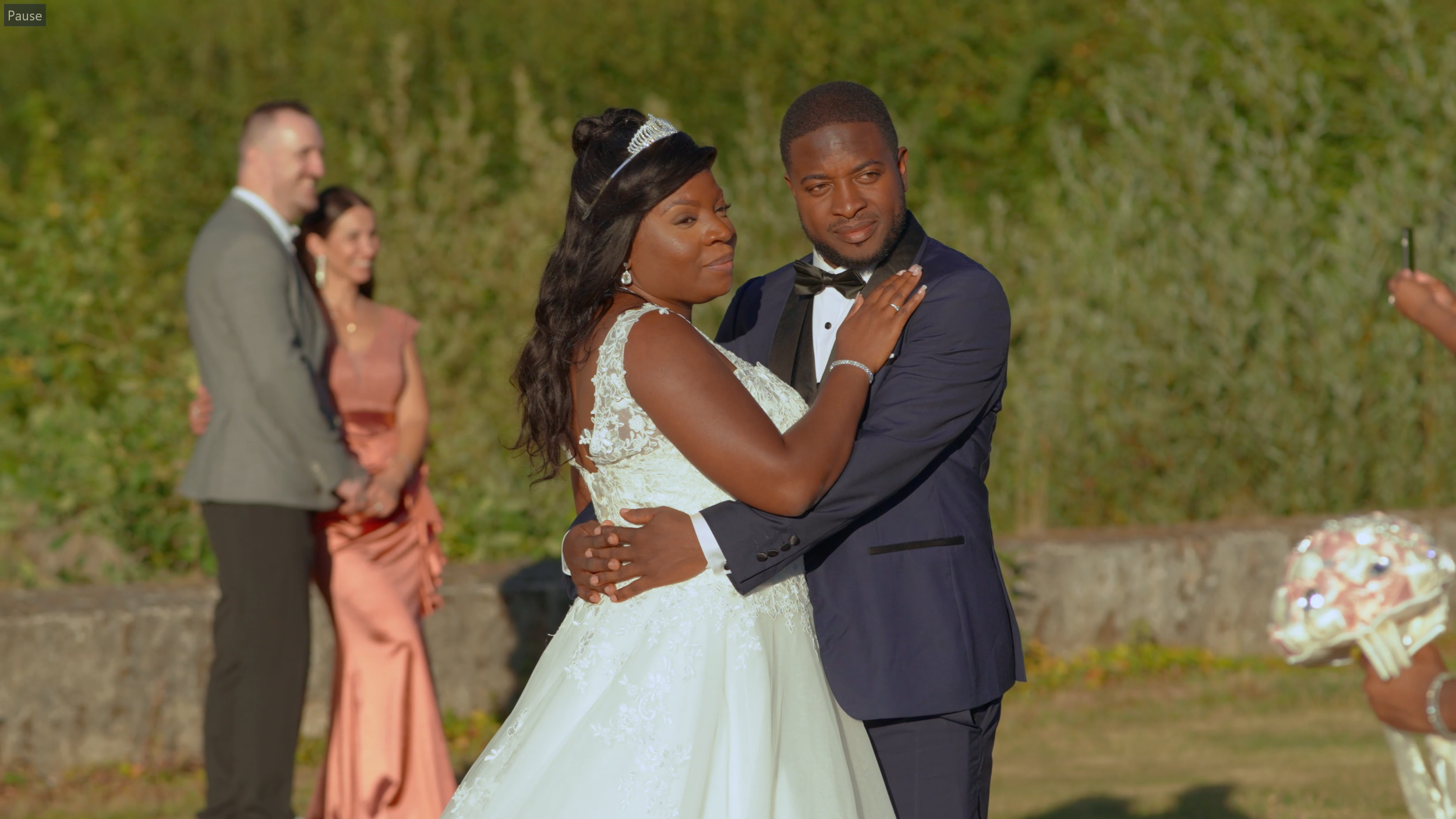 Brautpaar Jenny und Manu während ihrer freien Trauung auf der Burg Lüftelberg in Meckenheim bei Bonn