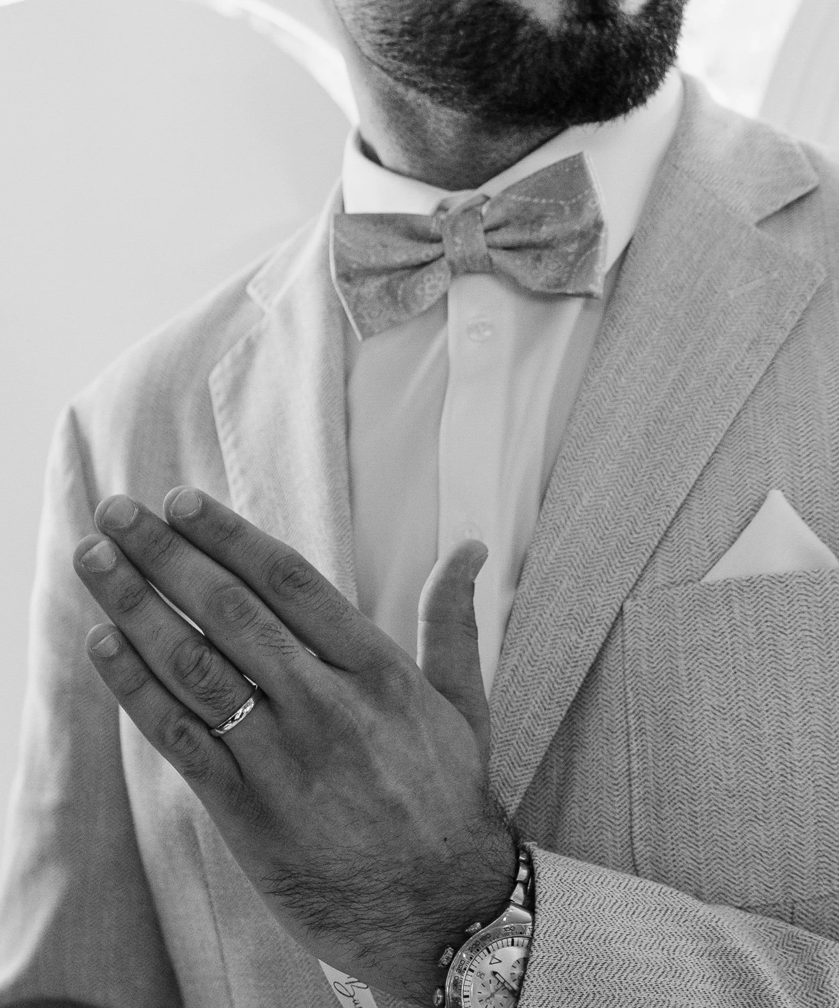 Bräutigam Detail im Anzug – Hochzeitsfotografie & Videografie Köln