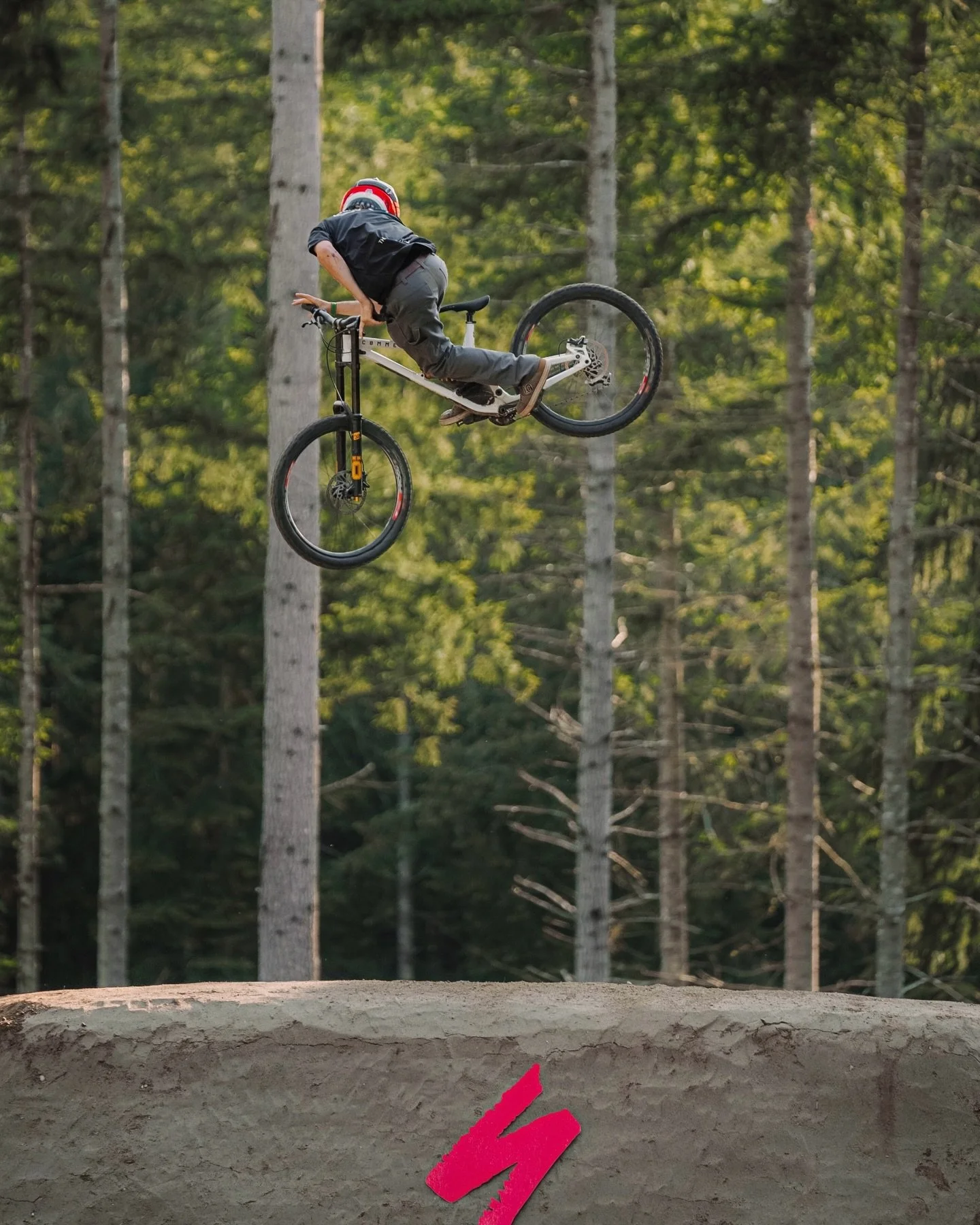 See if you can out-sideways the standard.
@kadeklinginsmith &amp; @caminogueiraa set the bar high in 2025🏆.

Jump Jam + Best Whip Contest
📅 Saturday, May 30 @hotlapsmtb 

Open to all, $10 entry for @evergreenws to keep building 💪🪏