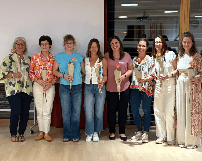 Business mit Herz & Apéro, eine Gruppe von Unternehmerinnen in Schaffhausen, mehrere Frauen stehen auf einer Bühne