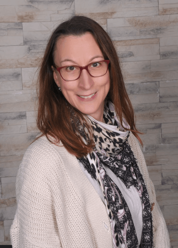 Eine Frau mit Brille - Nicole Bertschi Leu Energieheilerin in Schaffhausen