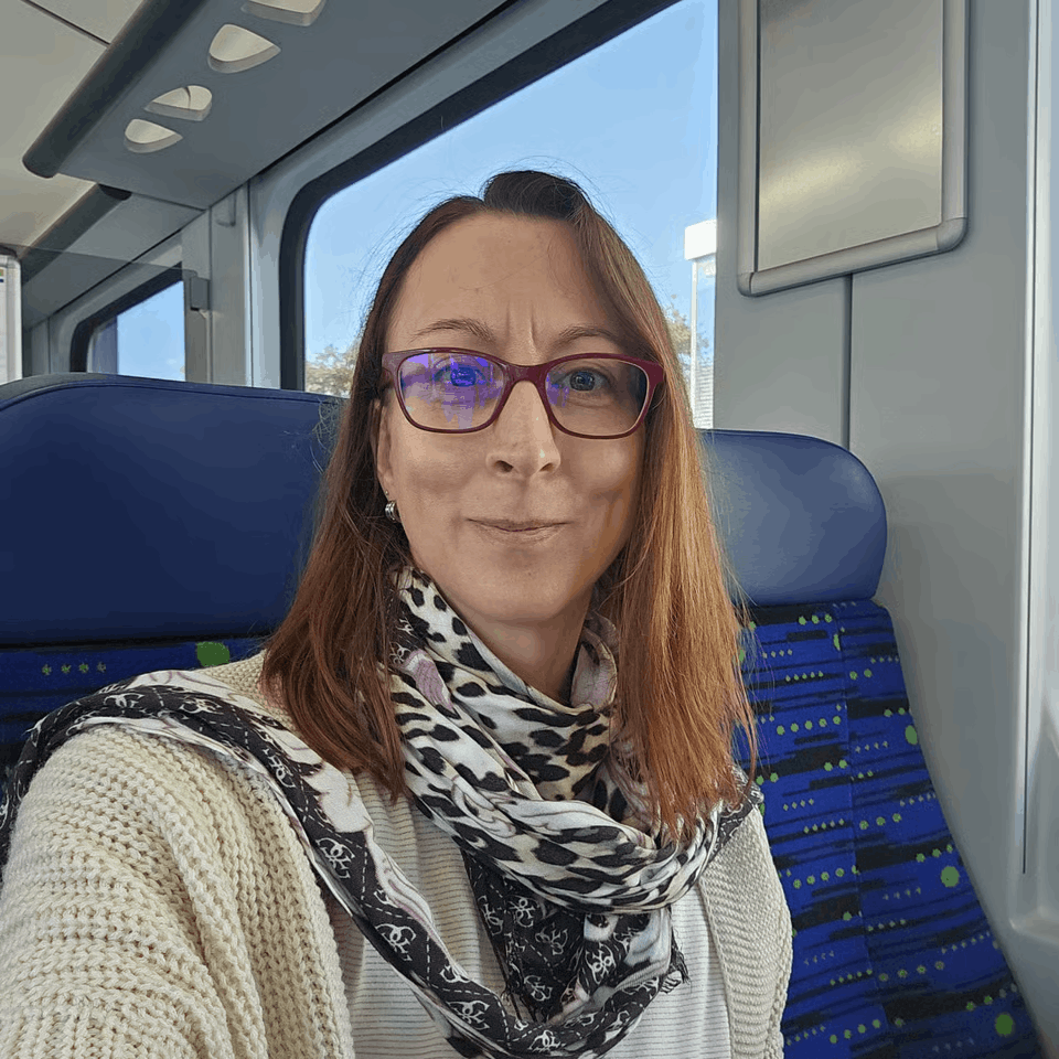 Nicole Bertschi Leu Energieheilerin aus Schaffhausen Schweiz, Frau mit Brille sitzt in einem Zug.