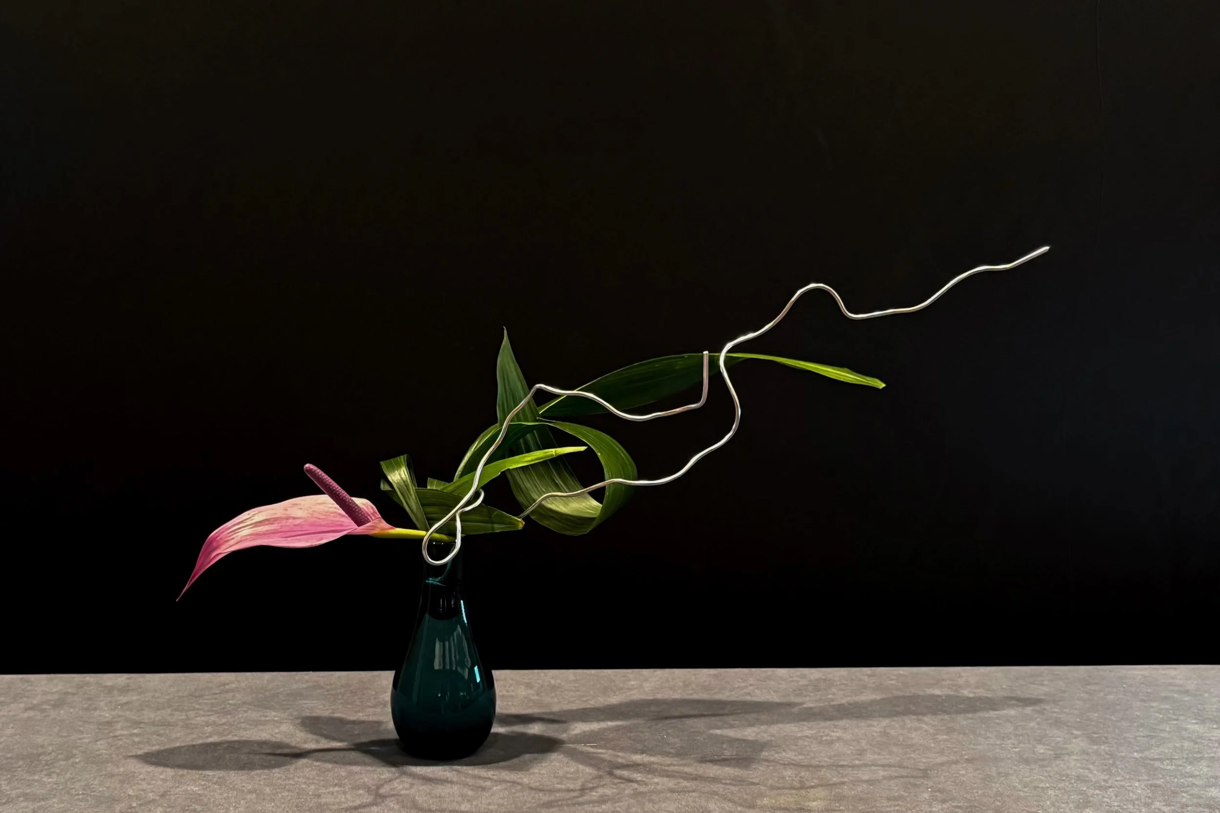 .
My arrangement from the recent, deeply inspiring workshop by @reitooizumi sensei in NY.

Exploring the theme of &ldquo;Floating and Balance&rdquo;, seeking a fragile tension freed from gravity, supported at a single point. Whilst the wire designed 
