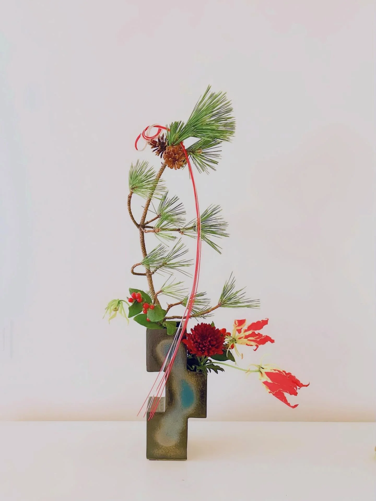 .
Happy New Year, Variation2

An Unseen New Year&rsquo;s ikebana arrangement.

With thanks to @ikebanachristine for the beautiful geometric vase.

#ikebana
#sogetsu
#japaneseflowerarrangement
#生け花
#草月