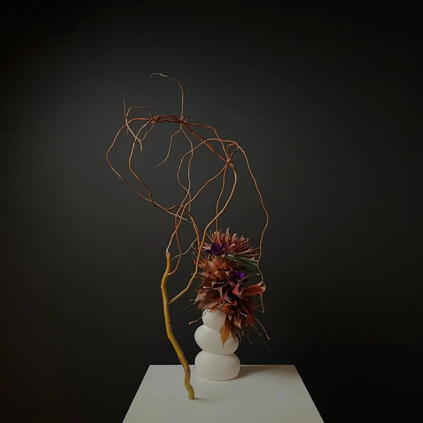 .
Playing with leaves.

A piece I arranged in a few lessons ago. Even fallen leaves can be used as materials for ikebana. It&rsquo;s such a lovely Idea.

Happy Thanksgiving!🍁

@ikebanachristine 

#ikebana
#sogetsu
#sogetsuikebana
#japaneseflowerarra