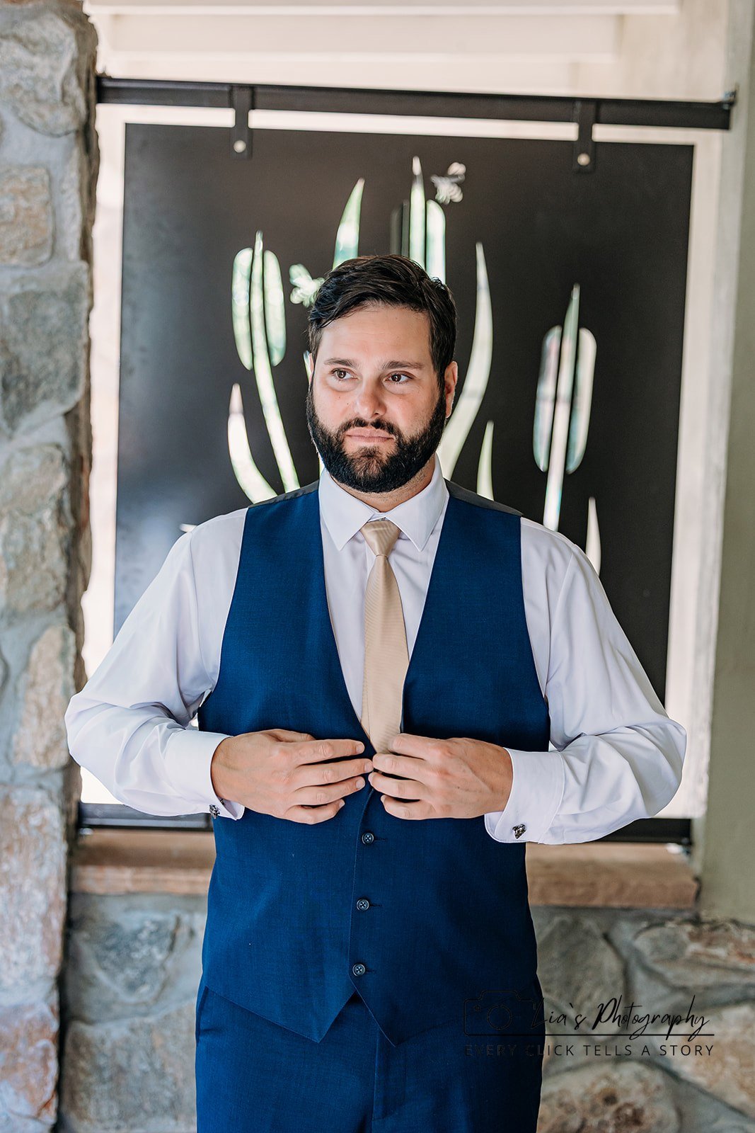 wedding - groom -gettig ready - sedona - photographer.jpg
