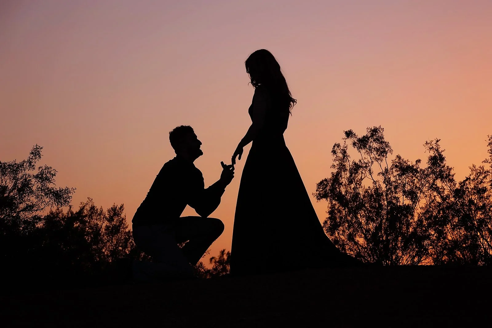 Silhouette engagement portrait at sunset in Scottsdale, Arizona desert. Artistic and refined engagement photography by Phoenix engagement photographer Lia’s Photography.