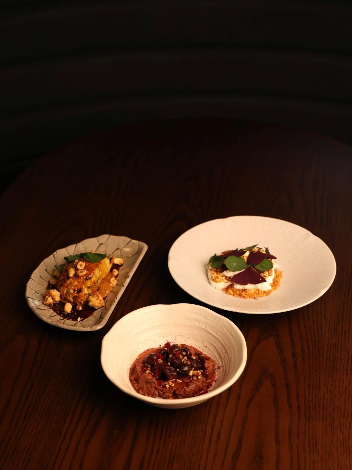 Transition from our signature roasted meats to the magnetic allure of our dessert menu. 🥄 🍰