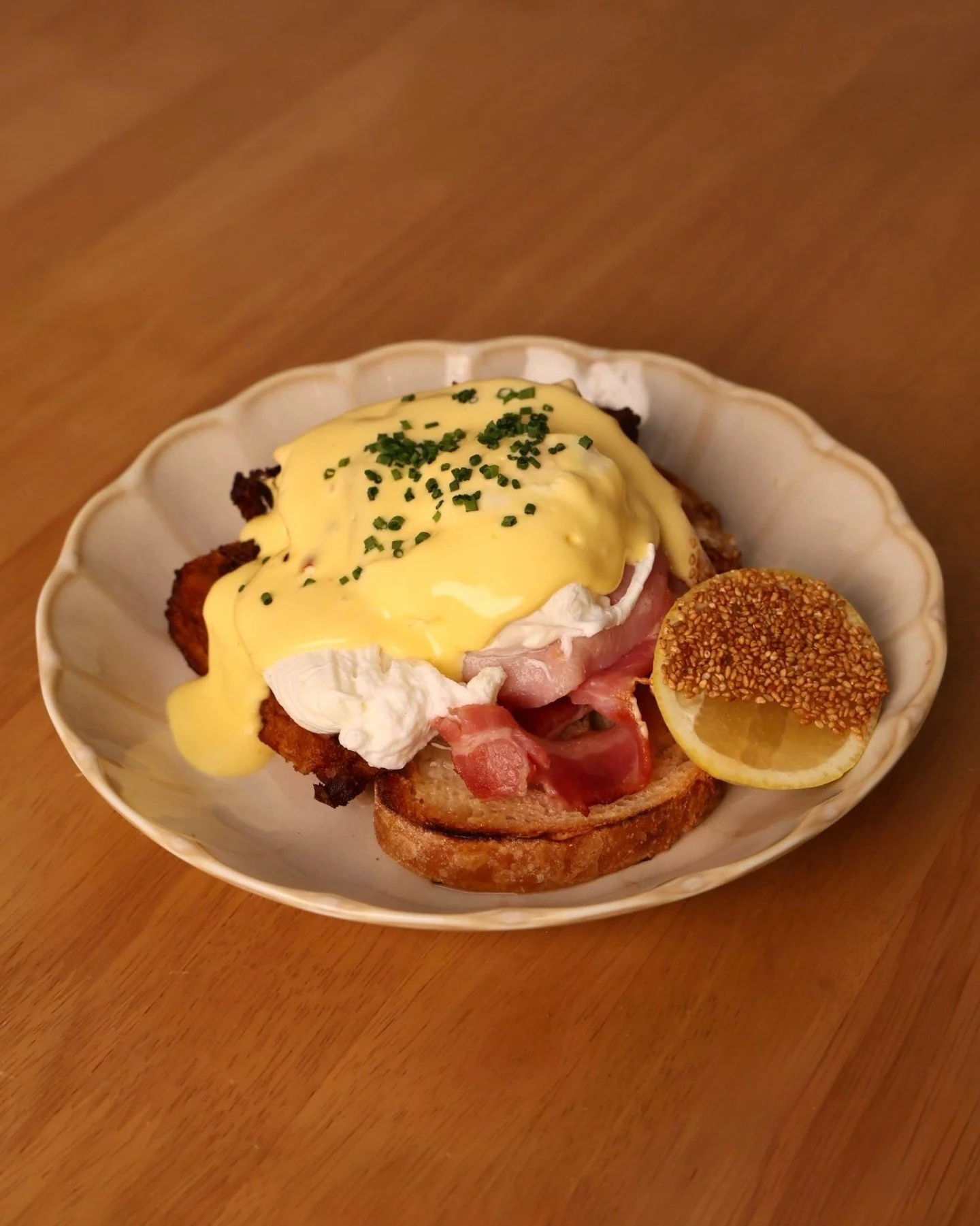 Say hello to the Hashbrown Benny. ☀️ It's our take on a classic. 

Golden, crisp, hand-cut hashbrown topped with perfectly poached eggs, velvety hollandaise and juicy bacon. 😋