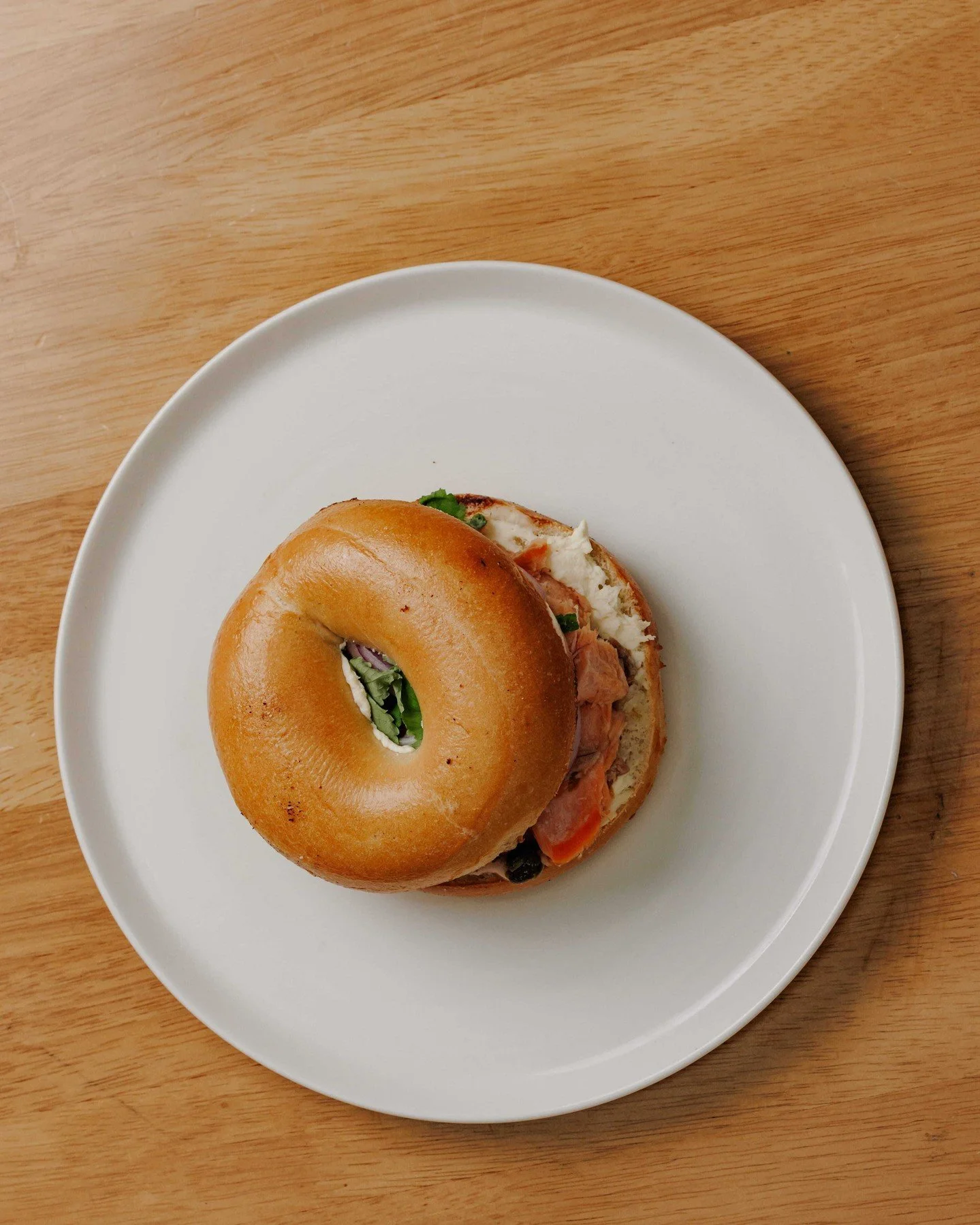 The Smoked Salmon Bagel 🥯✨

Whipped dill cream cheese, capers, pickled onion, charred lemon.

Paired with slow-roasted artisanal coffee.