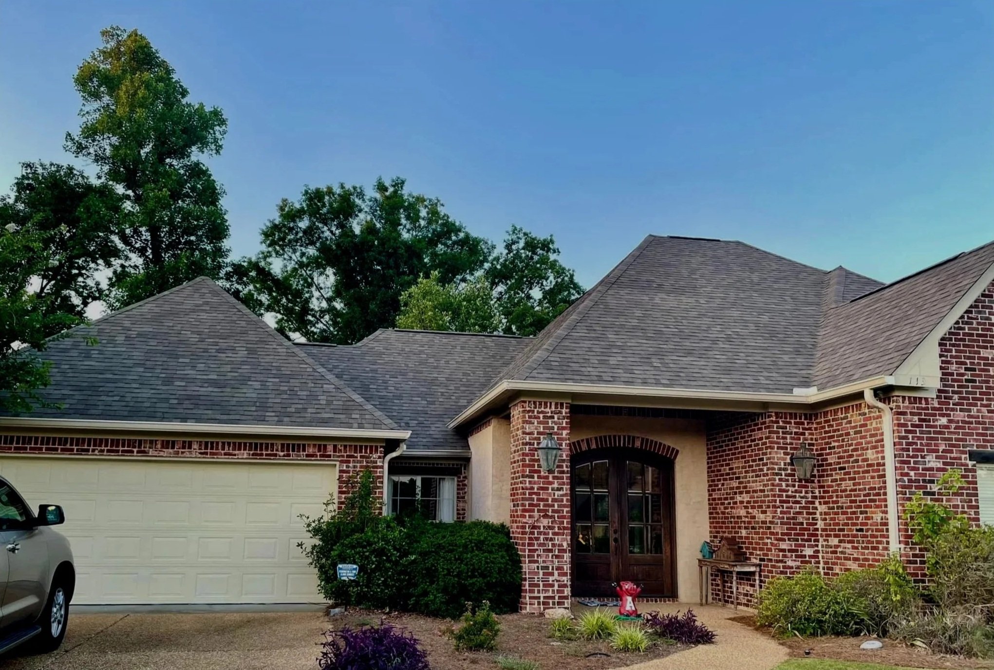 Brick home with new gray shingle roof replacement completed by Highpoint Roofing & Construction in Mendenhall, Mississippi