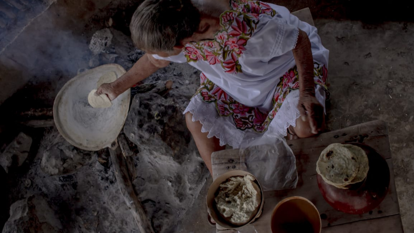 Guided by a local cook, you’ll learn to prepare dishes passed down through generations. This is more than a cooking class — it is an introduction to ingredients, rituals, and the deep relationship between Maya cuisine and culture.
