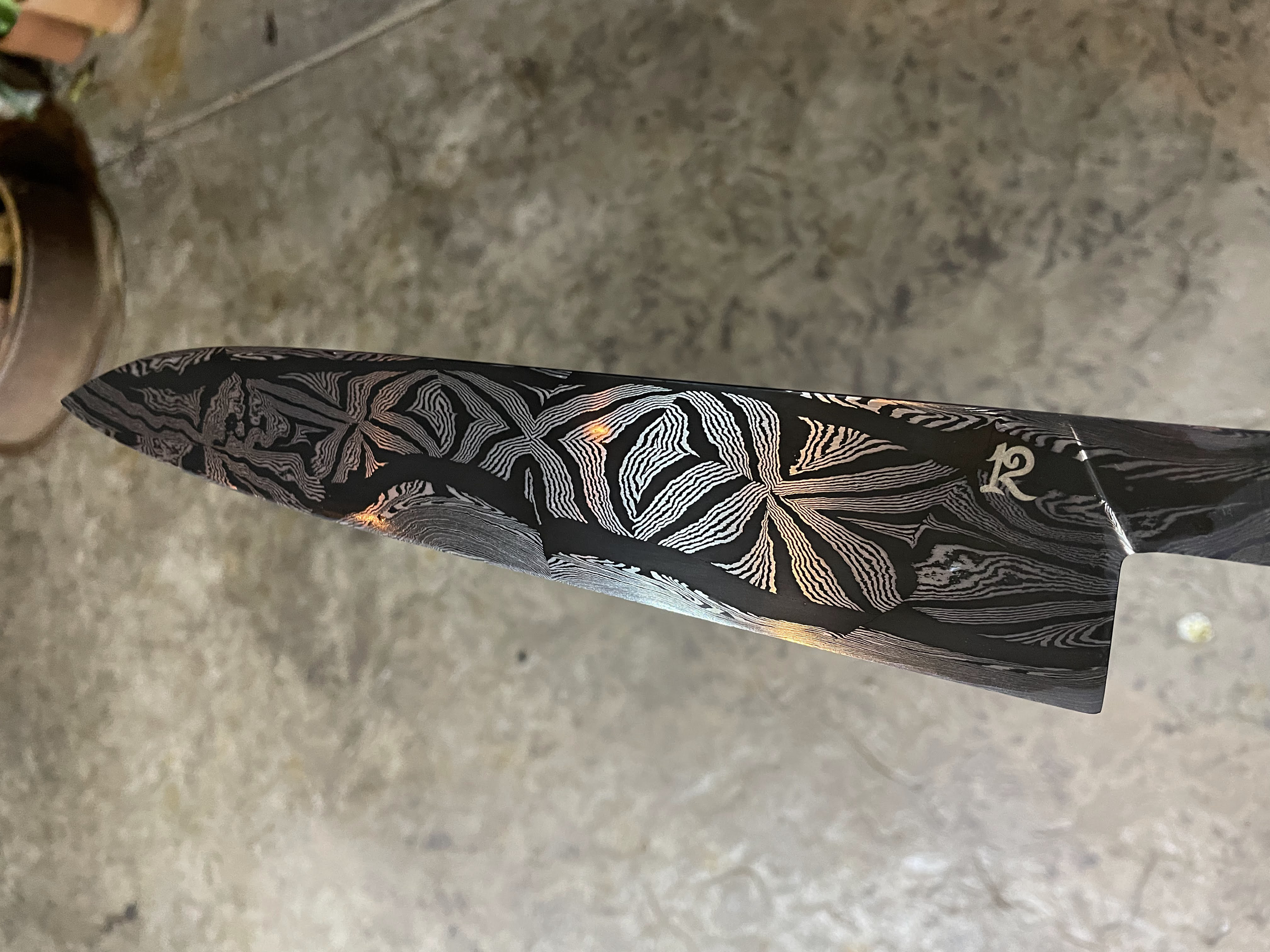 One of my first damascus blades. 1095 and 15n20. I still think this pattern turned out very interesting (2021)