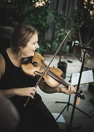 Audrey Jaber fiddling