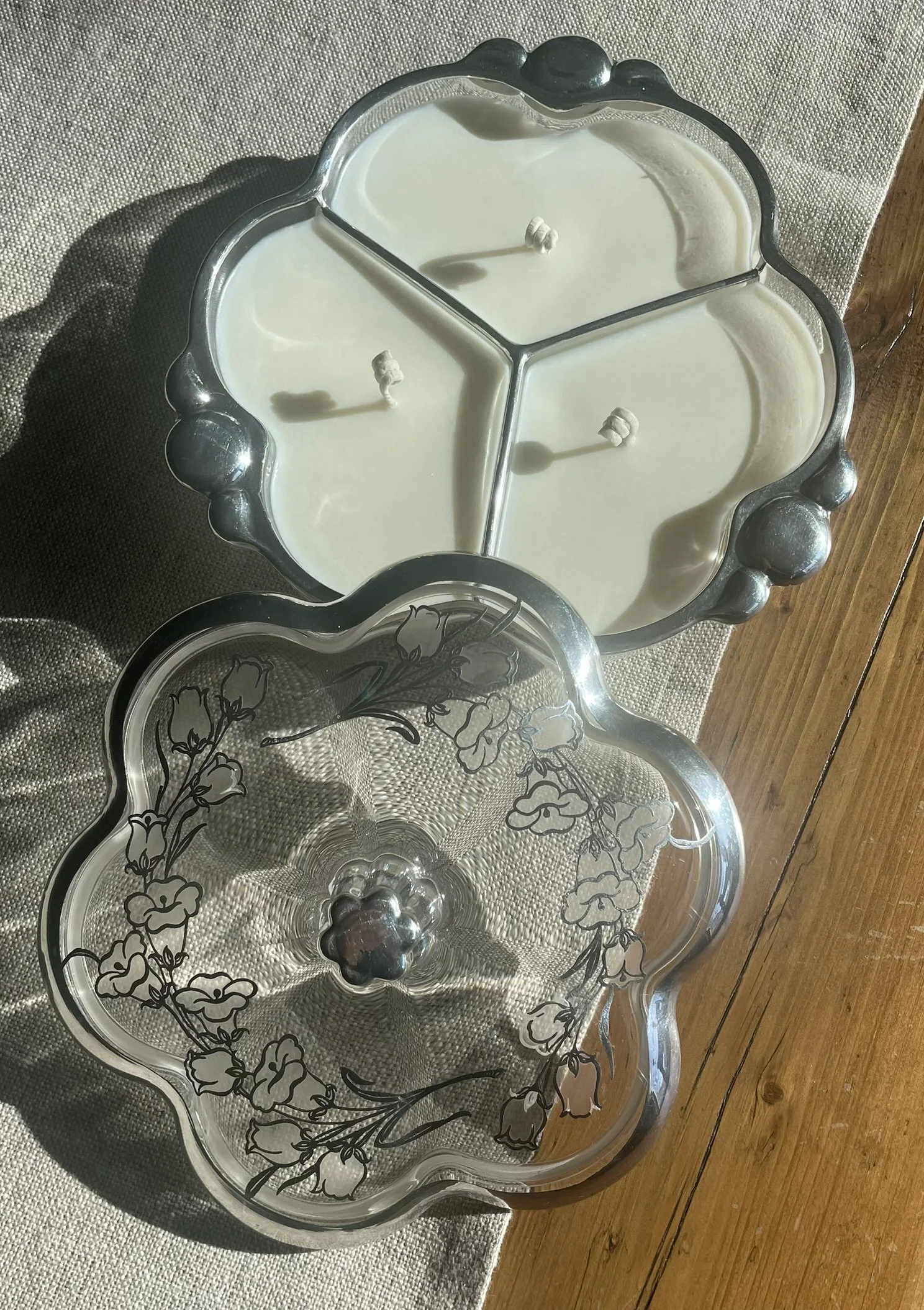 Heirloom Silver‑Rimmed Etched Glass Divided Dish- Unscented.