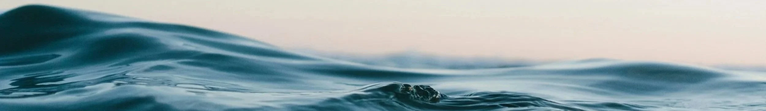 Nahaufnahme von Meereswellen bei Sonnenuntergang