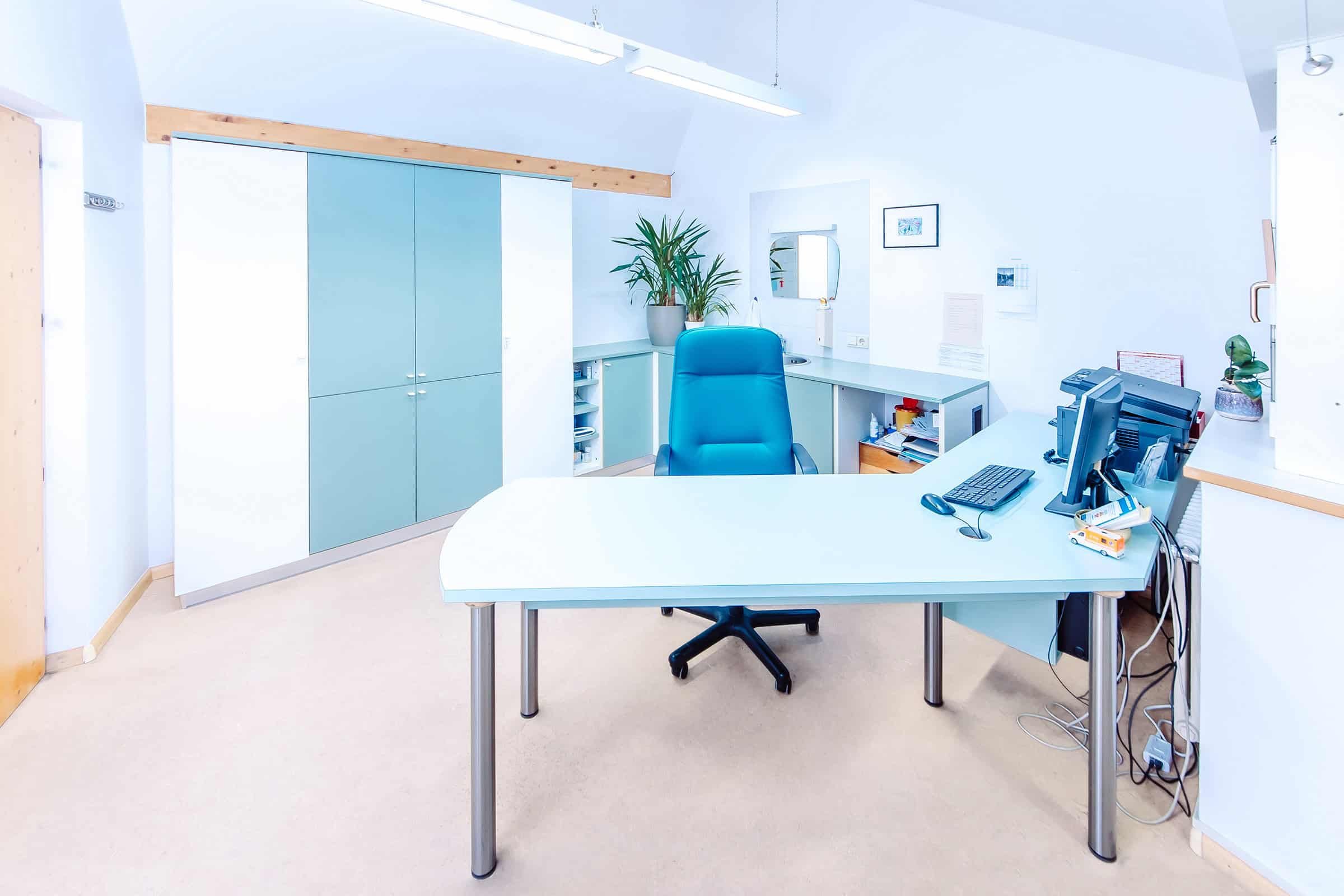 Der Schreibtisch mit Computer im Behandlungszimmer