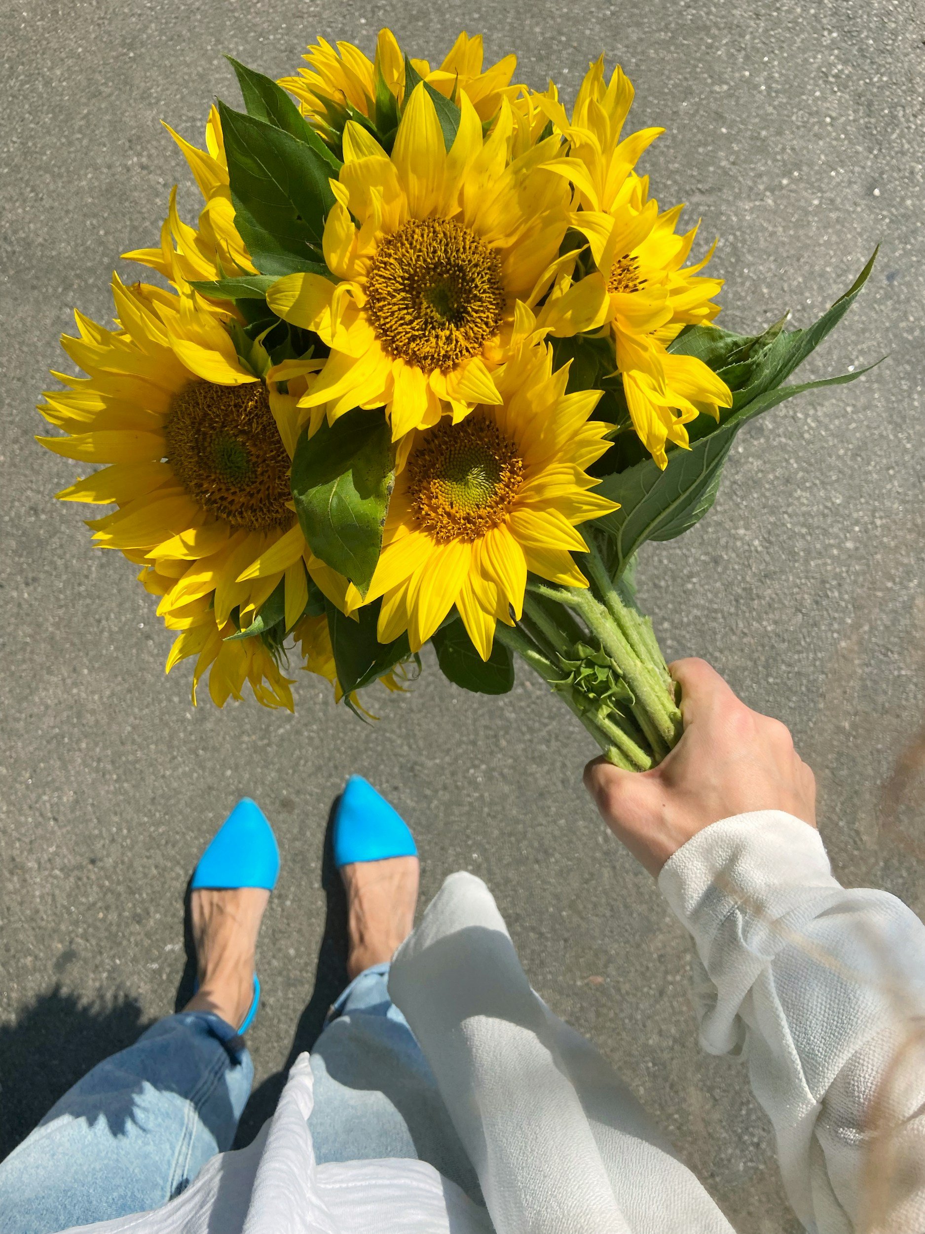 10:50 PMClaude responded: Woman holding a bouquet of sunflowers, representing joy and recovery during the postpartum periodWoman holding a bouquet of sunflowers, representing joy and recovery during the postpartum period