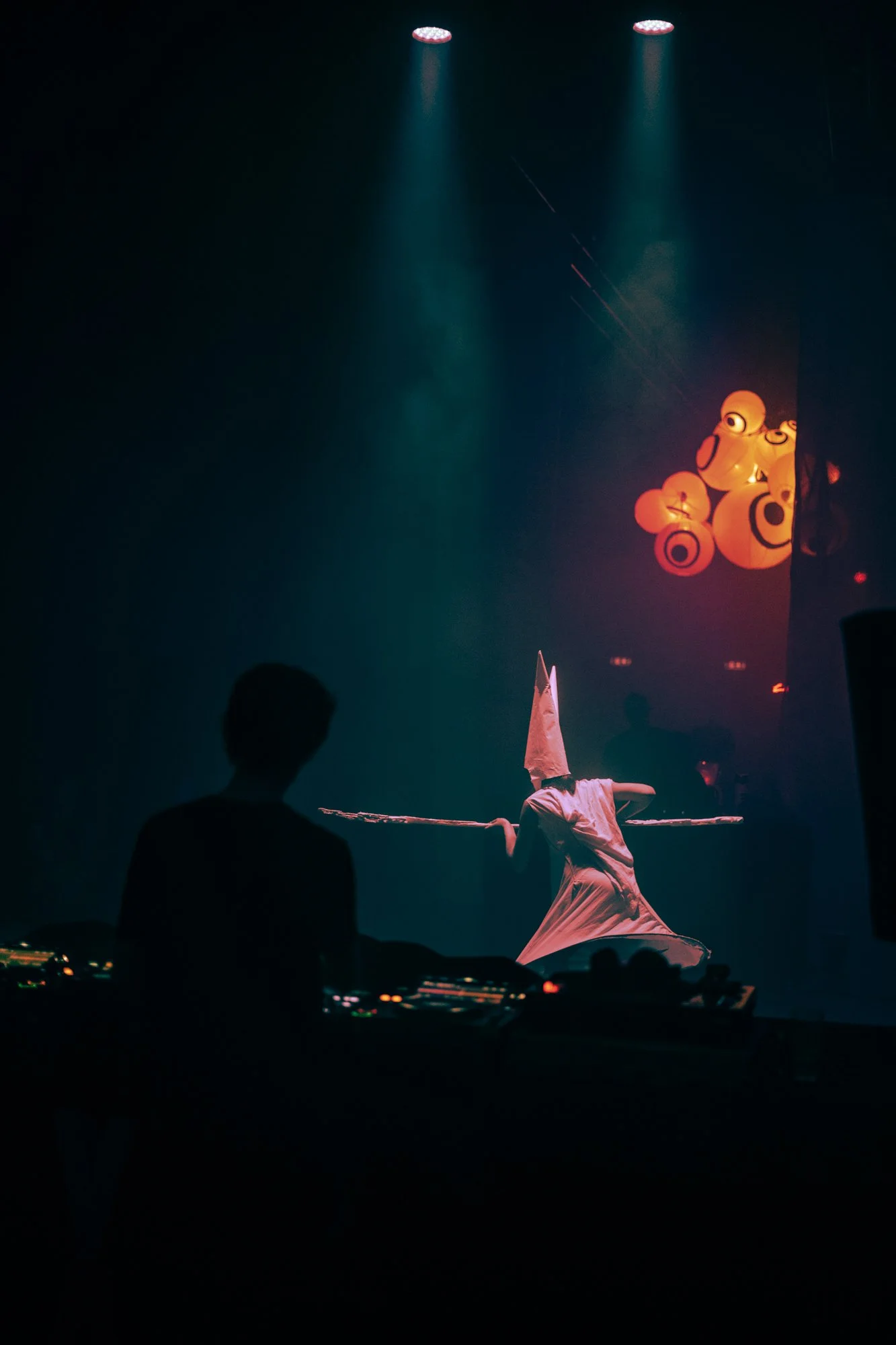 Performance Artwork Guitige kroonluchter | Foto genomen door 36framez