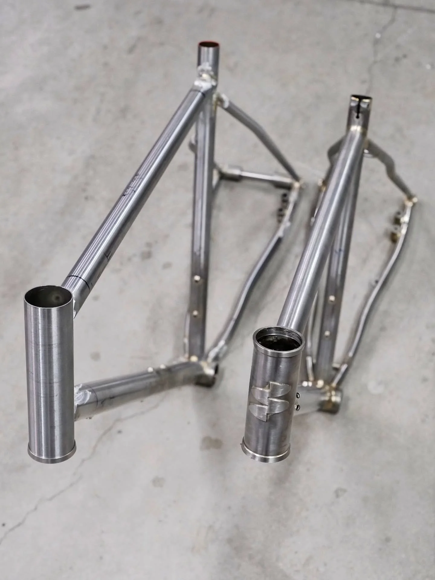 \\\ RECAP OF THE MONTH :

A new duo of gravel bikes for Marjolaine and Romain - WIP / Finishing touches and installation of the rack on Yann's commuter.

\\\ R&Eacute;CAP DU MOIS :

Un nouveau duo de gravel pour Marjolaine et Romain /  Finitions et m