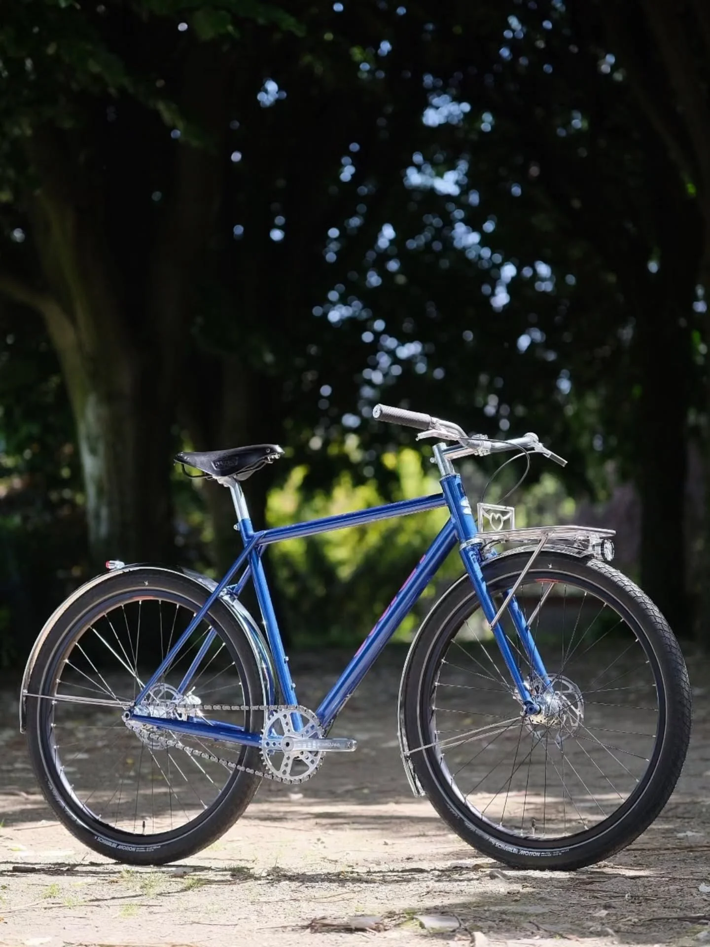 EN : "La bicicletta dell'amore" had a name even before the first miter or the first weld; a bicycle that would accompany Yann in his new life in Milan. He imagined it as a love letter to cycling. Love for fat tires, love for singlespeed, lo