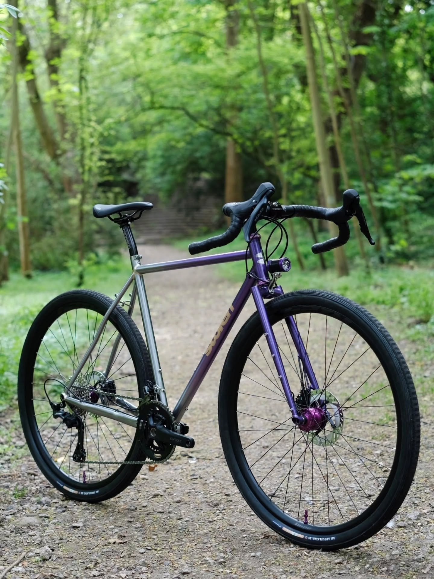 EN : When Axel came to us, he explained that he was drawn by the attention to detail we bring to every element of our builds &mdash; from the bridge pieces, to our forks and the finesse of our fillets. So we took those details even further, refining 