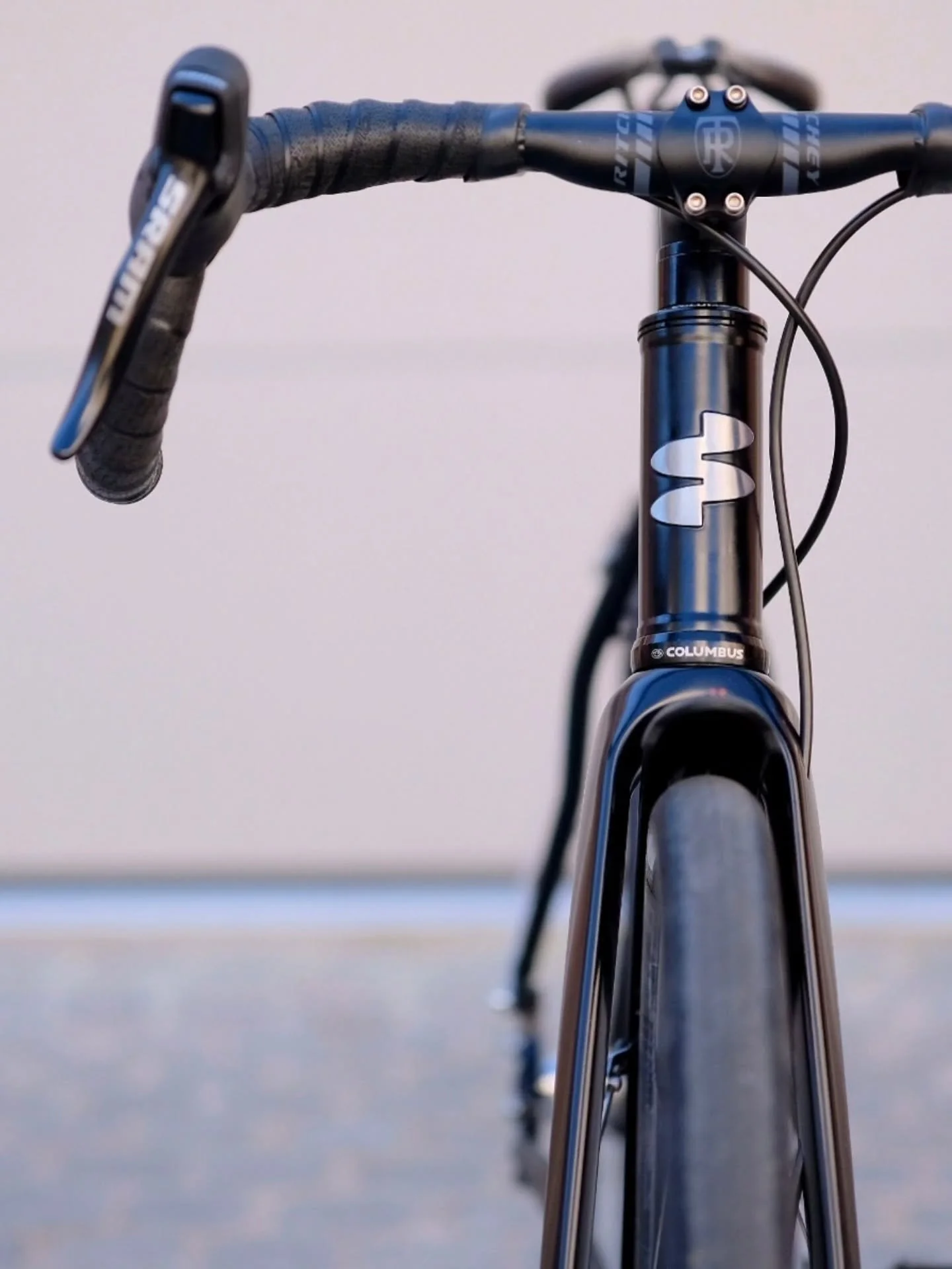 EN: Dominique envisioned his future urban bike as reliable, sleek, and almost stealthy. The result takes the form of a small speed machine&mdash;both agile and responsive&mdash;built around a single-speed belt-drive transmission. Equally efficient fo