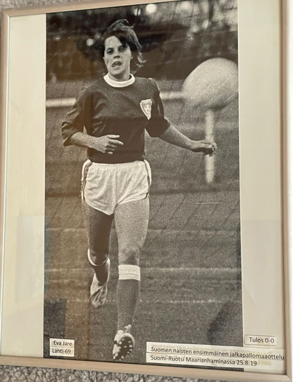 Periksi ei anneta – Eva Jaren tarina suomalaisen naisjalkapallon synnystä