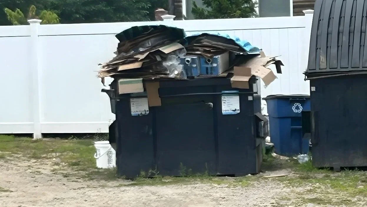 Overflowing Trash bin with cardboard
