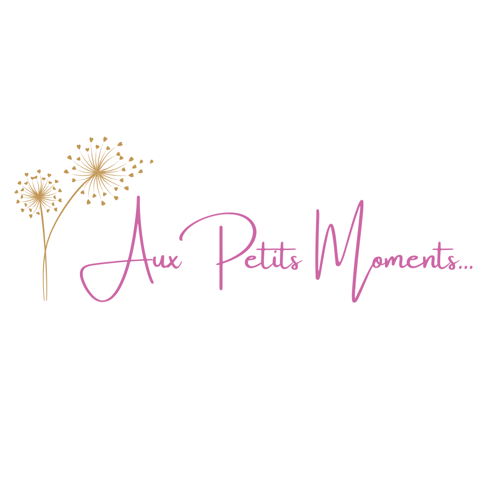 L'image affiche le texte 'Aux Petits Moments...' en lettres cursives violettes, accompagnée de deux dandelions stylisées de couleur or sur la gauche.