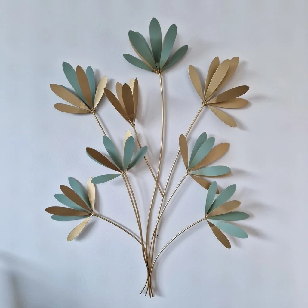 Décoration murale en forme de branches avec des feuilles en métal de couleurs beige, vert et doré