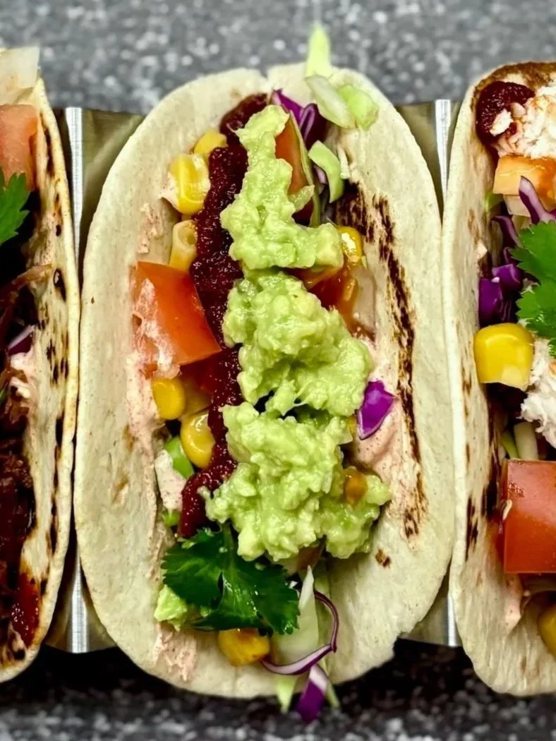 Mexicansk Tacos i Aarhus fyldt med kød, ost, tomat, majs, salat og guacamole.